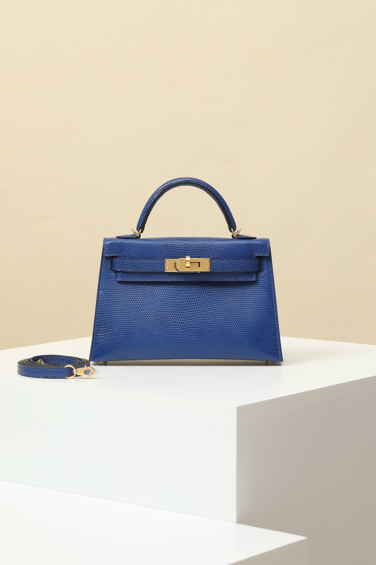 Hermes Mini Kelly 19 (Generation II) detail image 1 sourced from womanlvbag.com