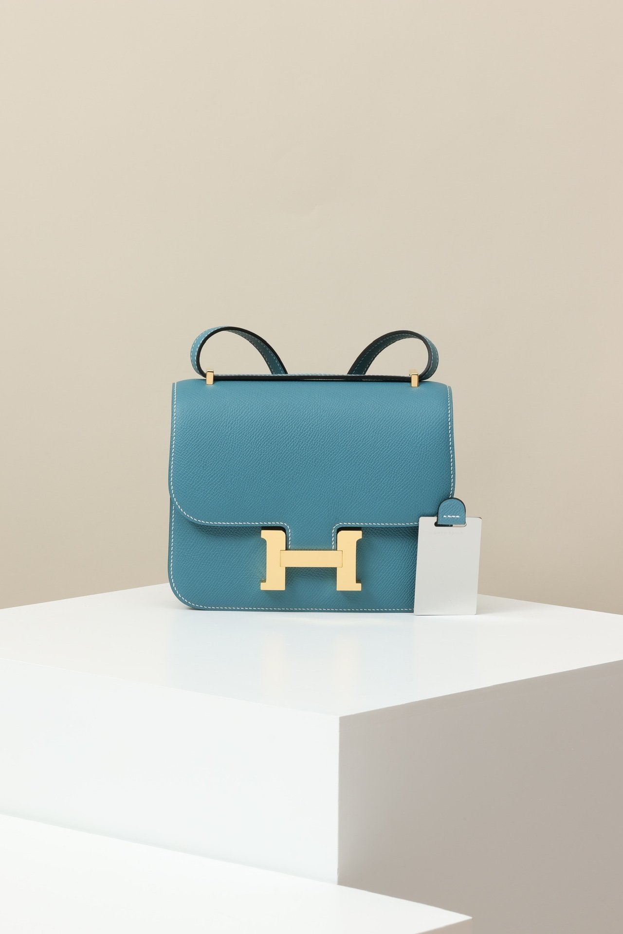 Hermès Constance 19 detail image 1 sourced from womanlvbag.com