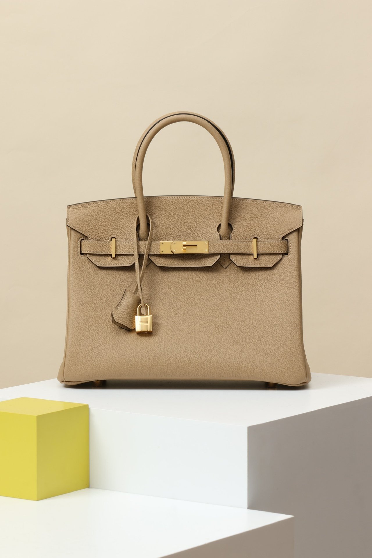 Hermès Birkin 30 detail image 1 sourced from womanlvbag.com