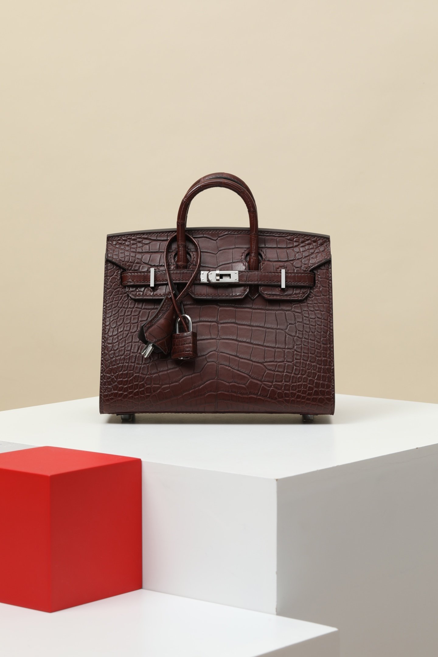 Hermès Birkin 20 Matte Alligator Havana 41 PHW detail image 1 sourced from womanlvbag.com