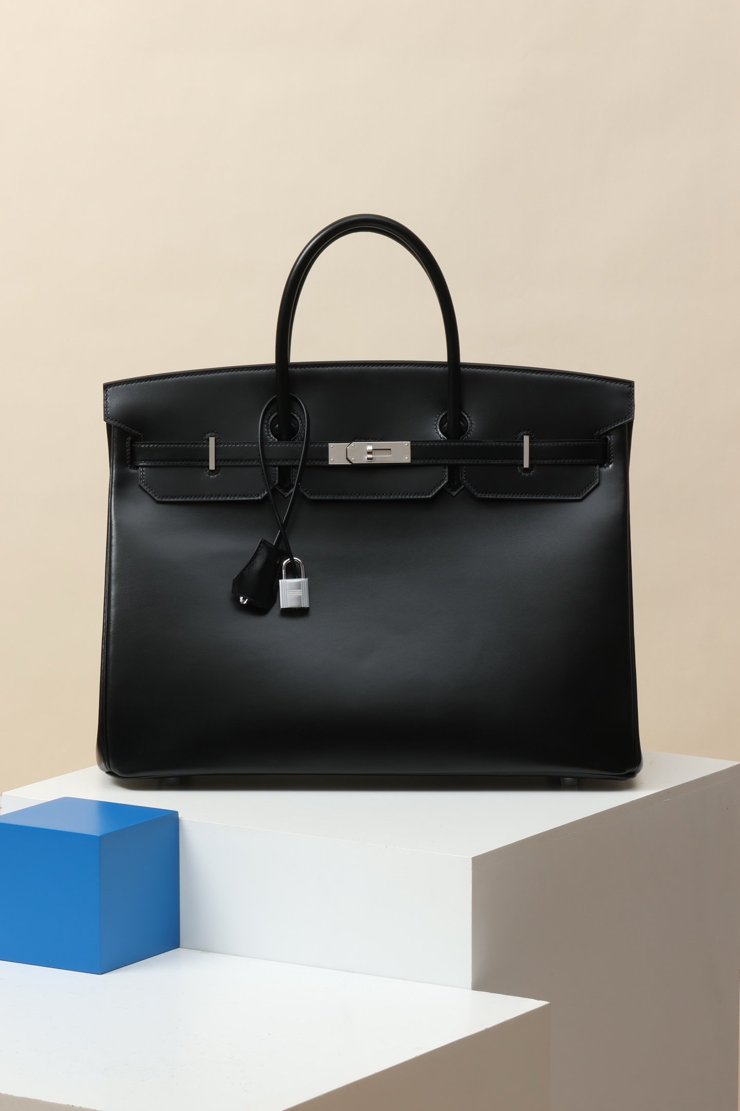 Hermès Birkin 40 detail image 1 sourced from womanlvbag.com