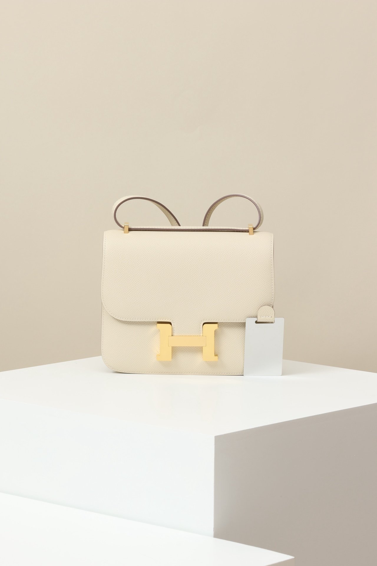 Hermès Constance 19 – Epsom Calfskin 10 Craie GHW detail image 1 sourced from womanlvbag.com