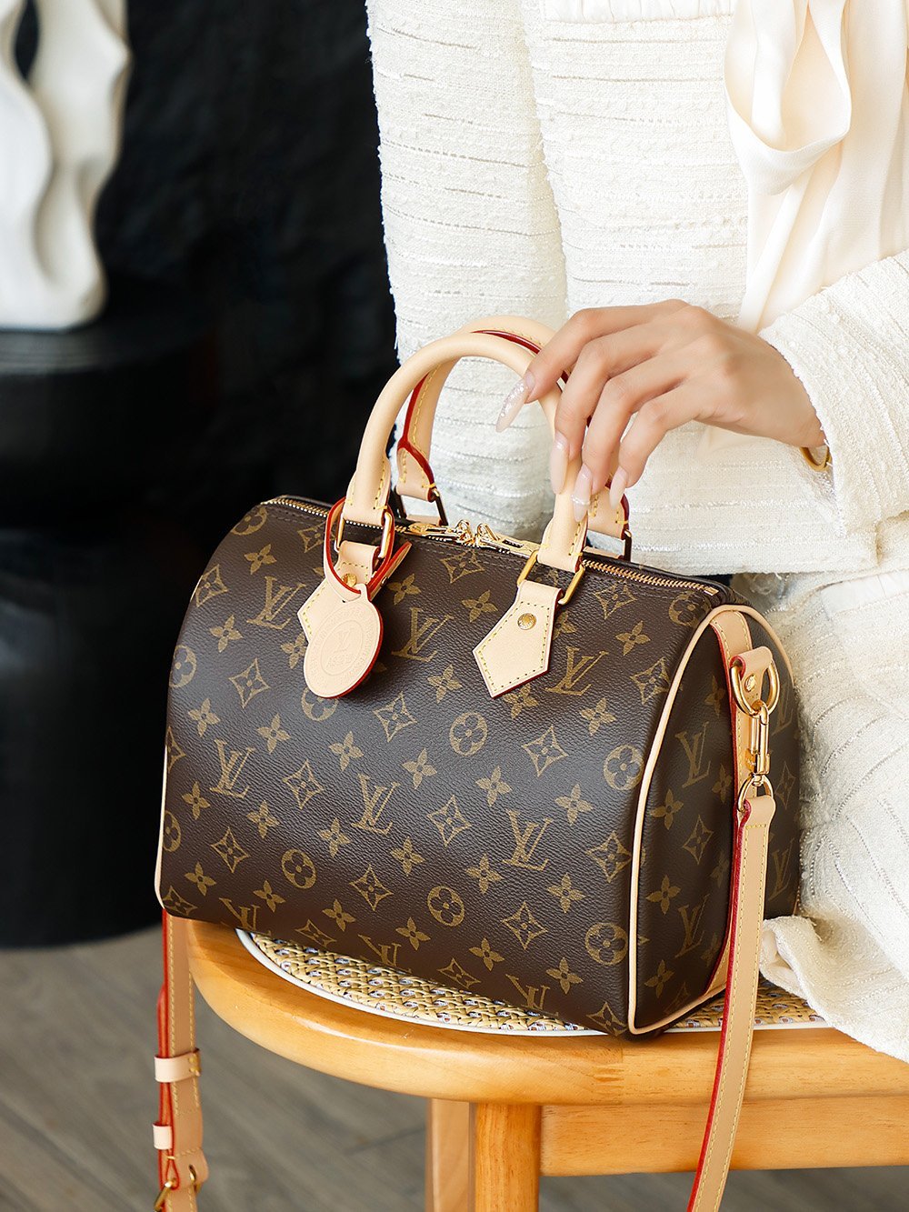 M41113 Model Photos detail image 2 sourced from womanlvbag.com