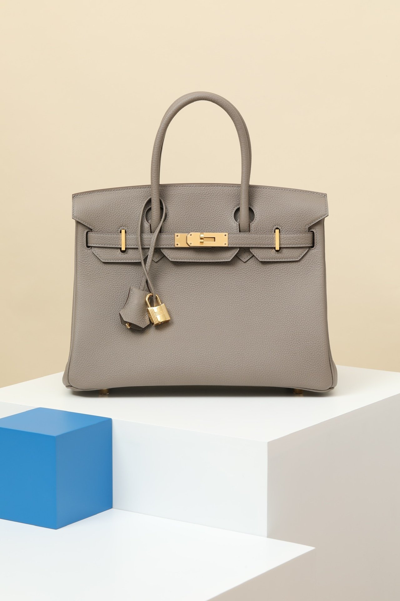Hermès Birkin 30 detail image 1 sourced from womanlvbag.com
