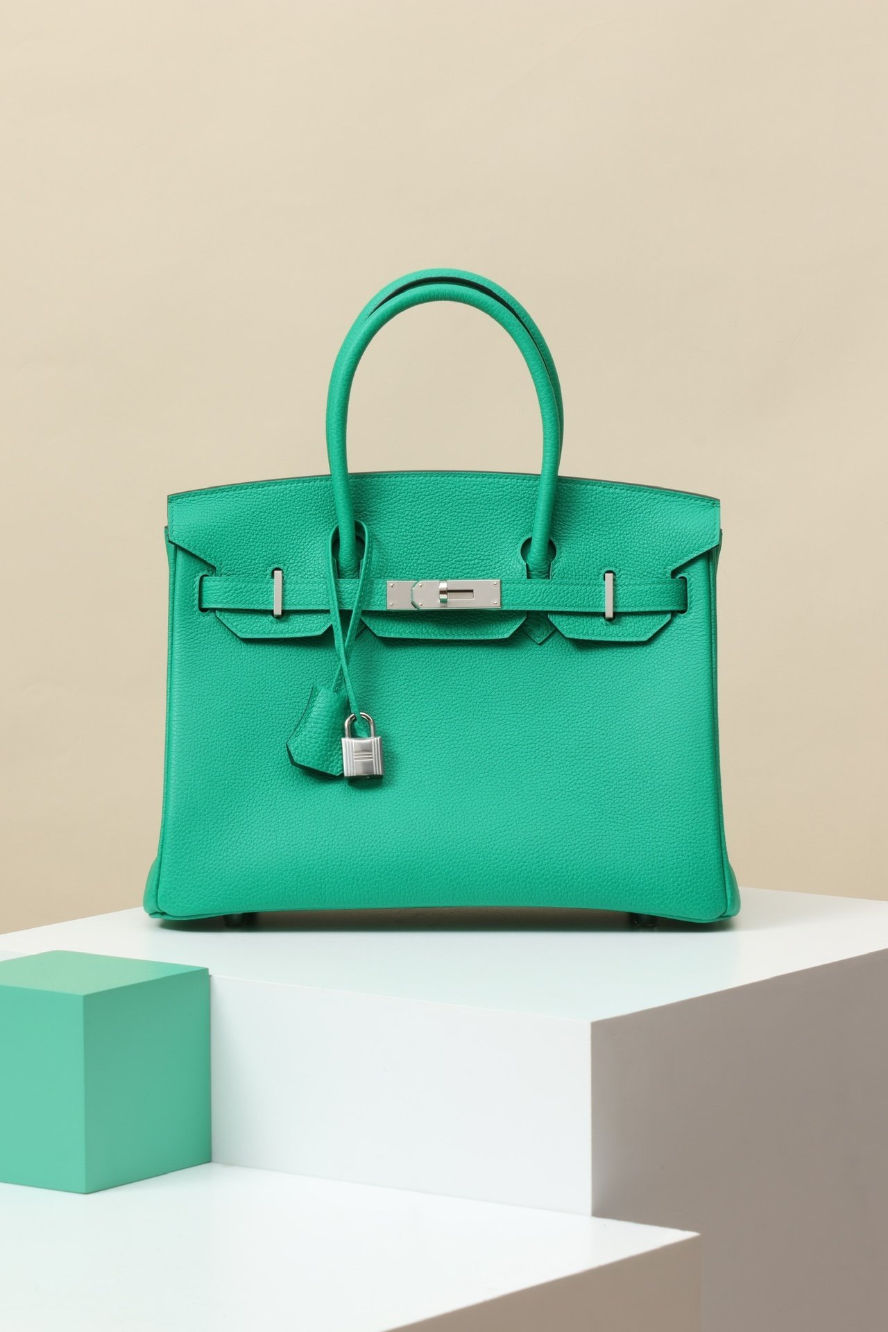 Hermès Birkin 30 detail image 1 sourced from womanlvbag.com