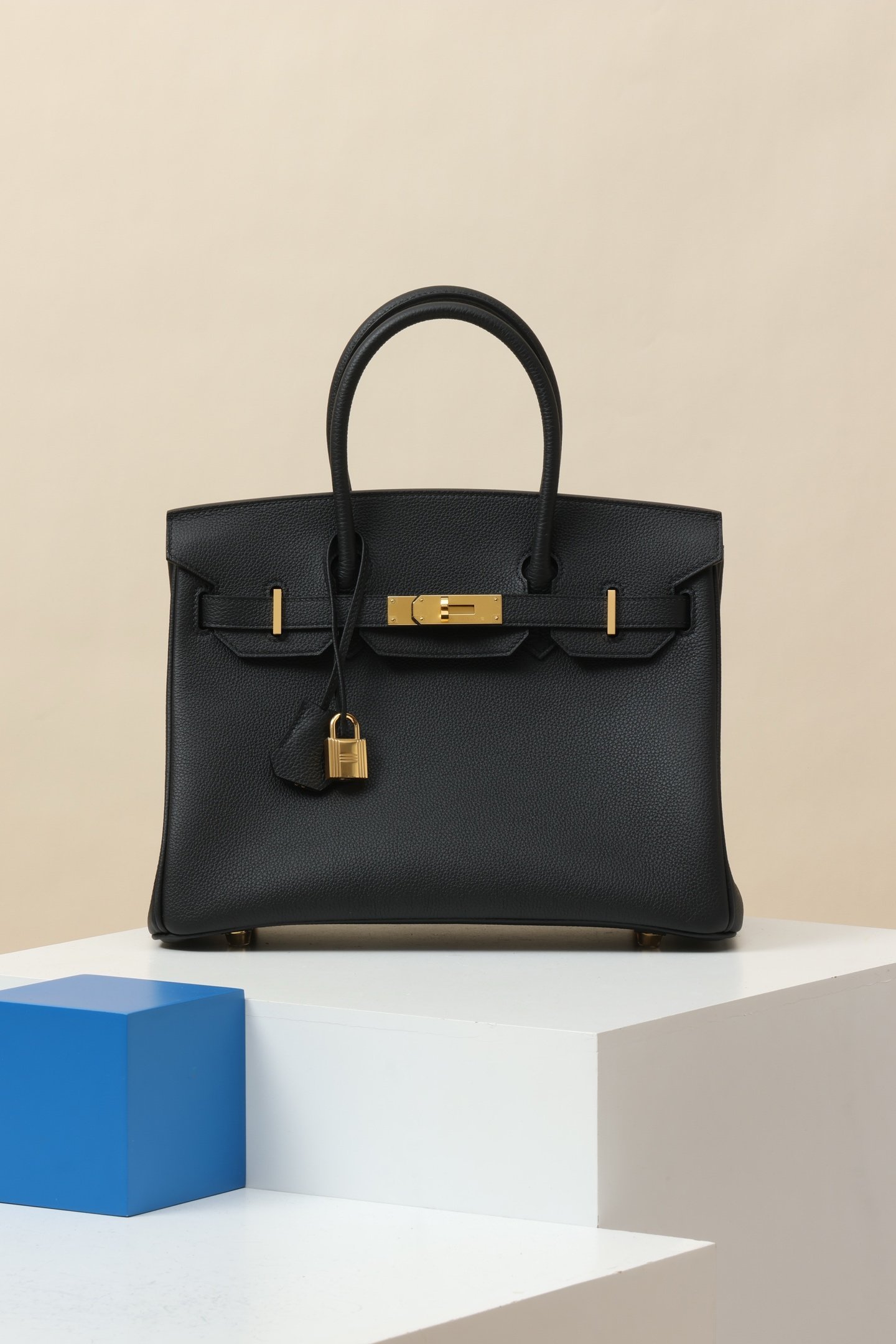 Hermès Birkin 30 detail image 1 sourced from womanlvbag.com