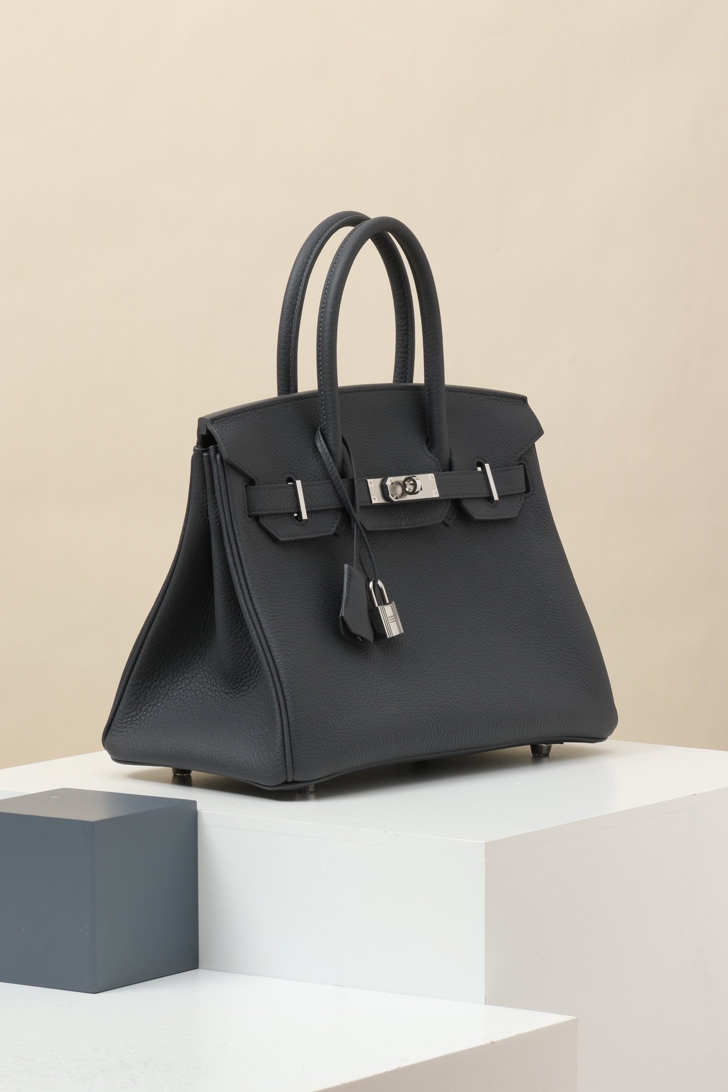 Hermès Birkin 30 Gris Etain Togo PHW detail image 2 sourced from womanlvbag.com