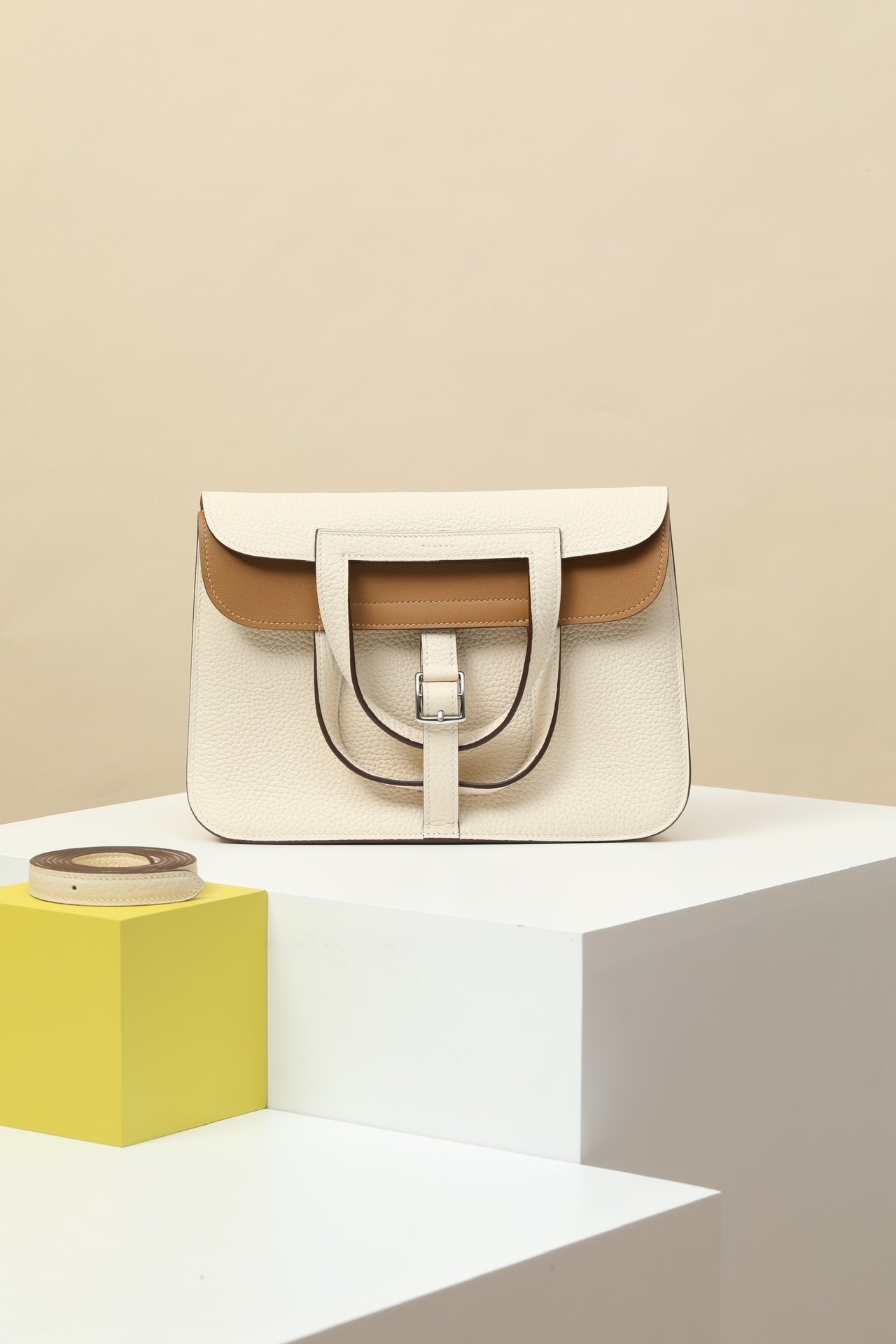 Hermès Halzan 25 in size 25cm x 17cm x 8cm detail image 1 sourced from womanlvbag.com