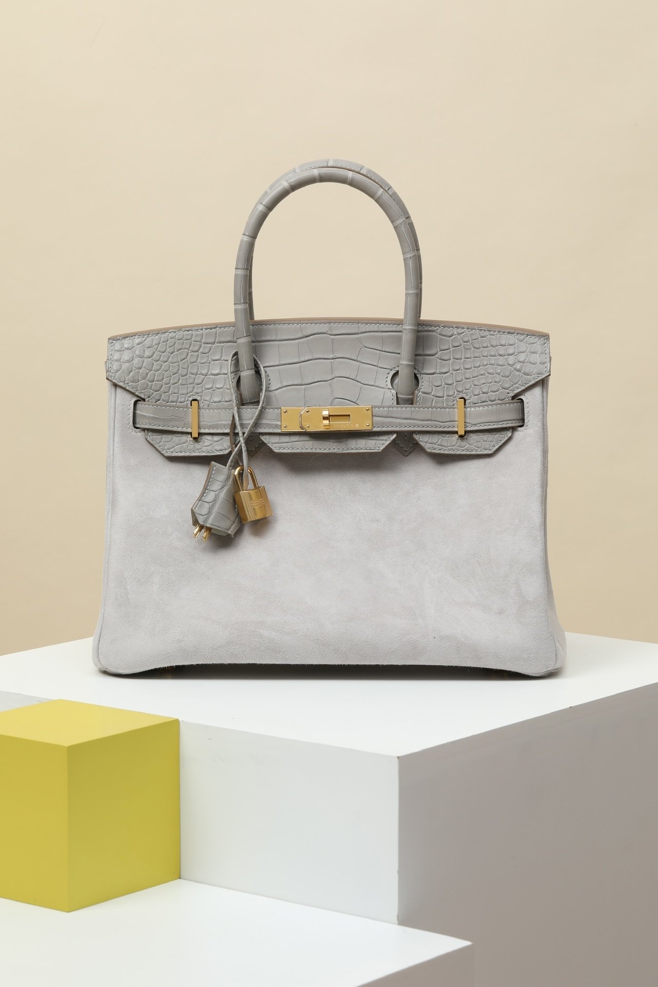 Hermès Birkin 30 Touch in color 80 Gris Perle (Pearl Grey) detail image 1 sourced from womanlvbag.com