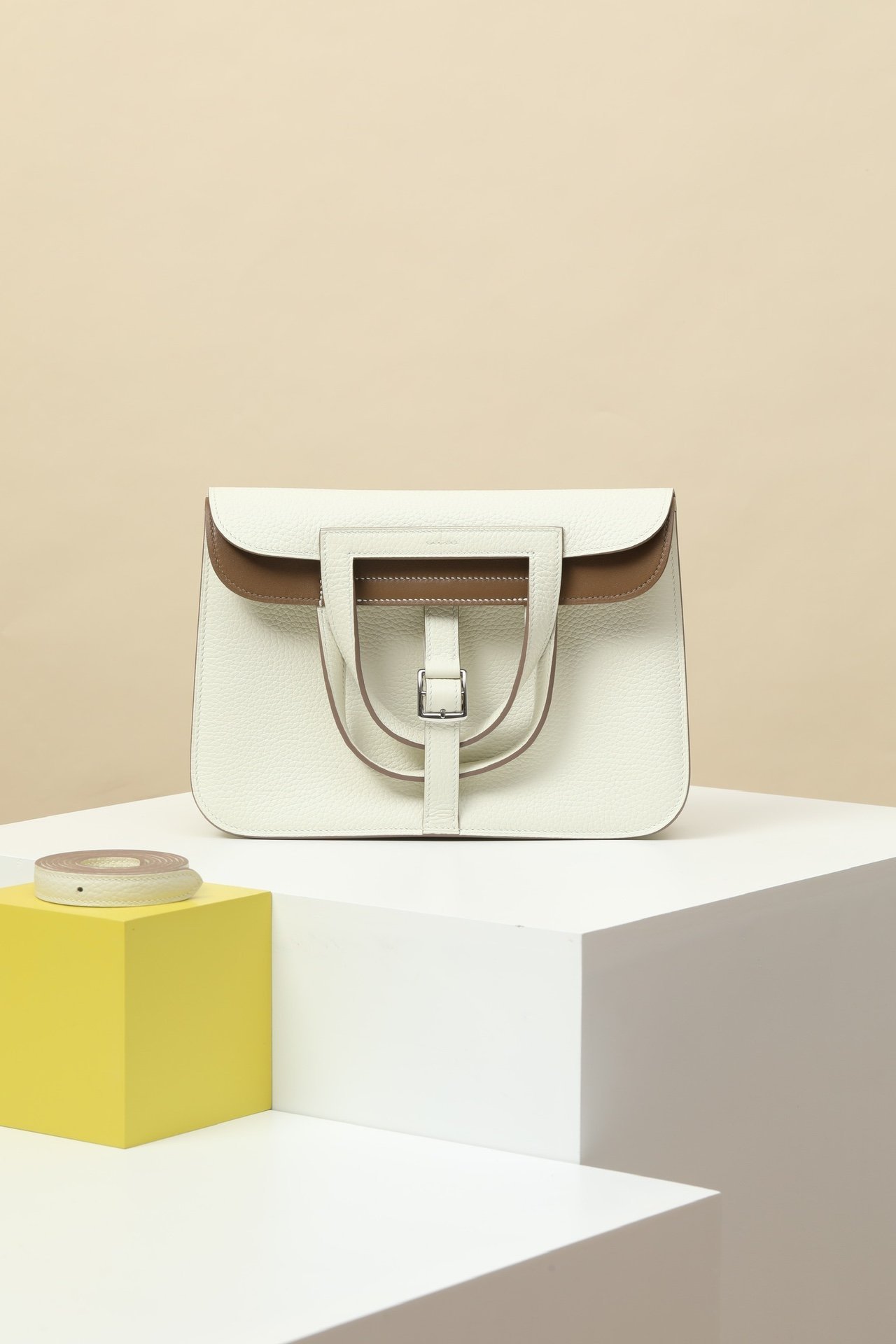 Hermès Halzan 25 in size 25cm x 17cm x 8cm detail image 1 sourced from womanlvbag.com