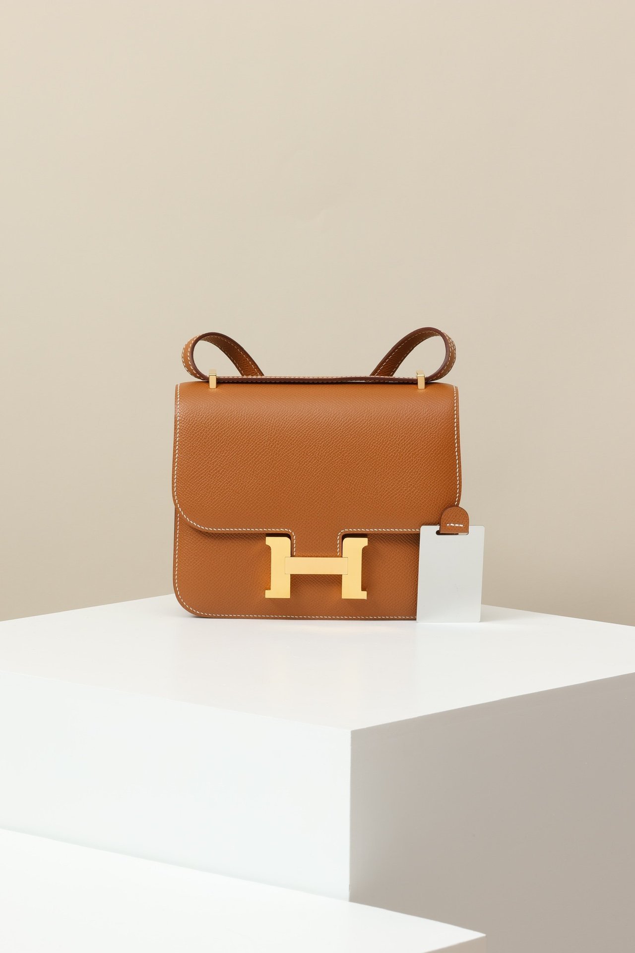 Hermès Constance 19 detail image 1 sourced from womanlvbag.com