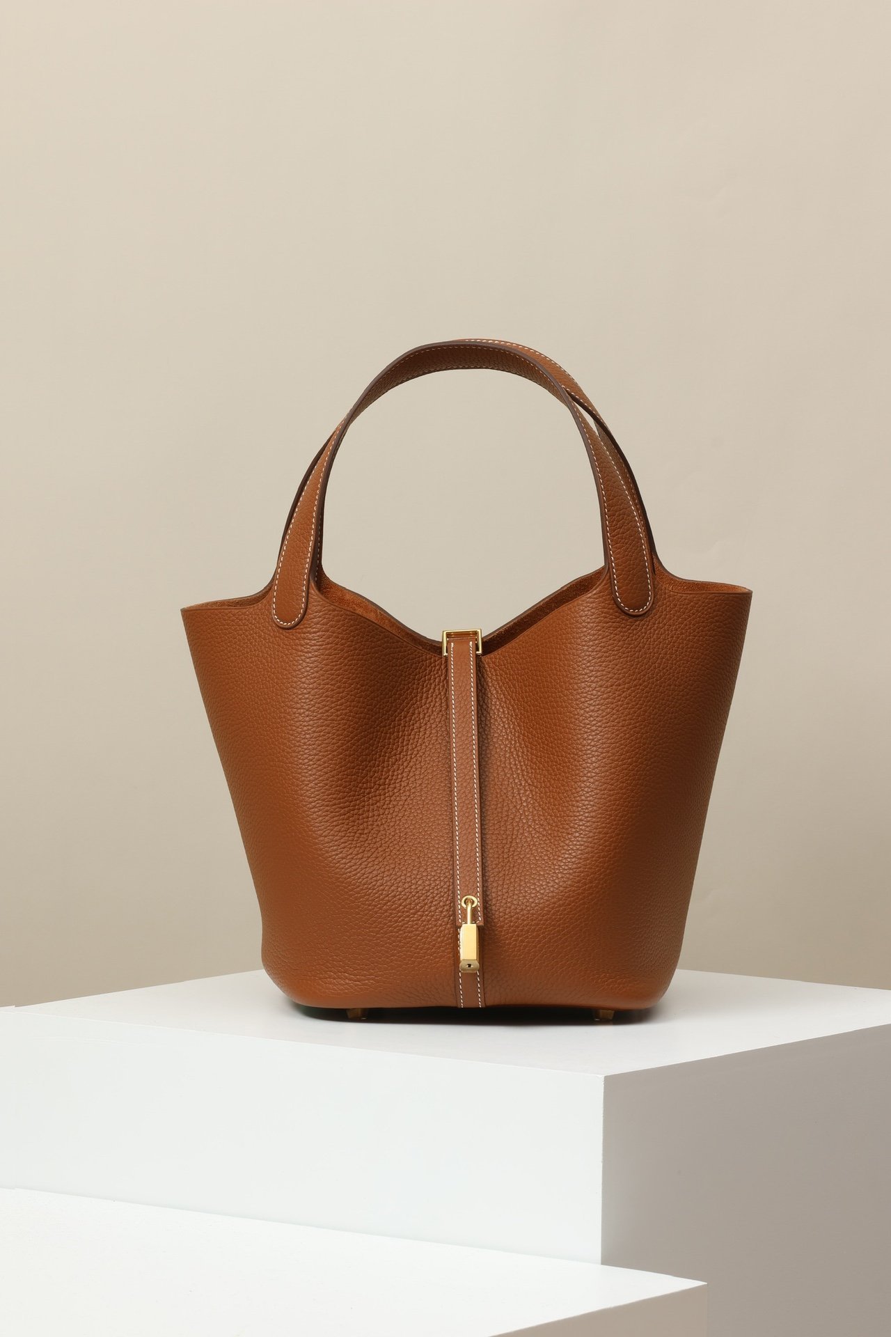 Hermès Picotin Lock 22 (MM) in Gold (37) color detail image 1 sourced from womanlvbag.com