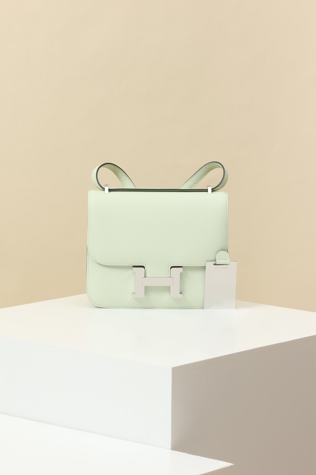 Hermès Constance 19 in the 'Mirror' edition detail image 1 sourced from womanlvbag.com