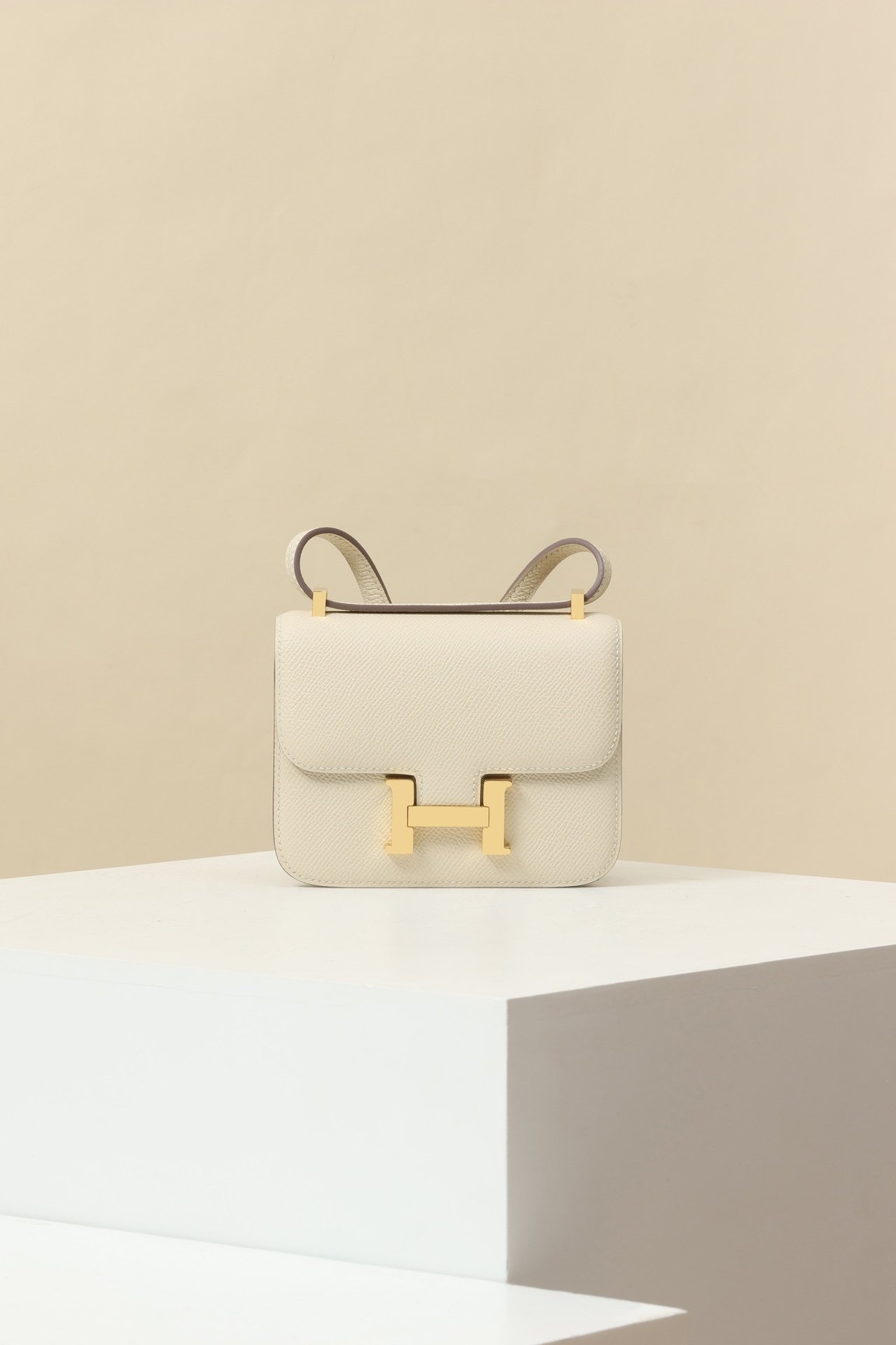 Hermès Constance Chaine in 10 Craie (Chalk White) detail image 1 sourced from womanlvbag.com