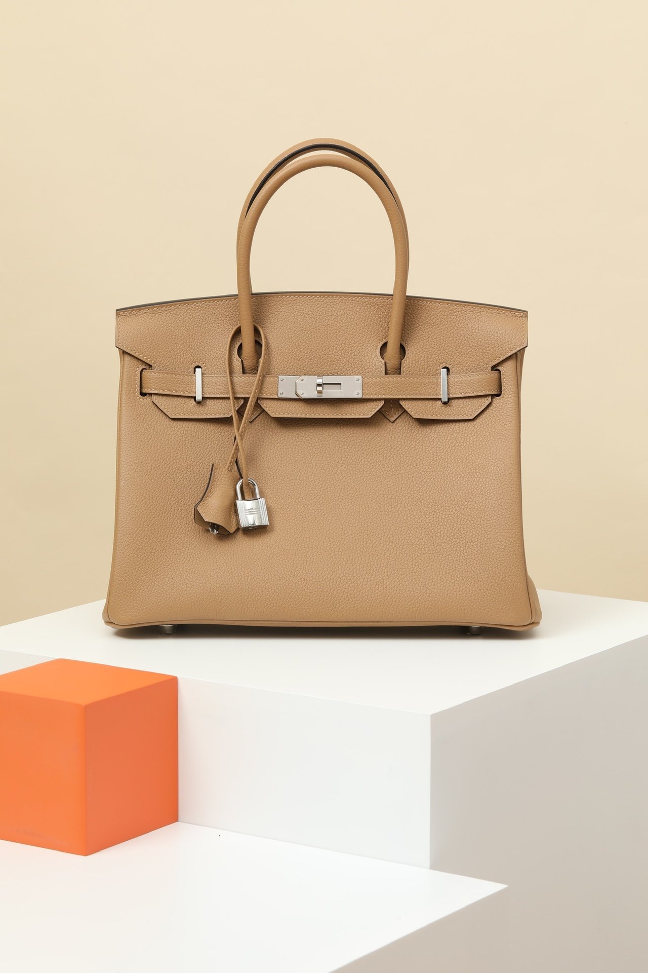 Hermès Birkin 30 detail image 1 sourced from womanlvbag.com