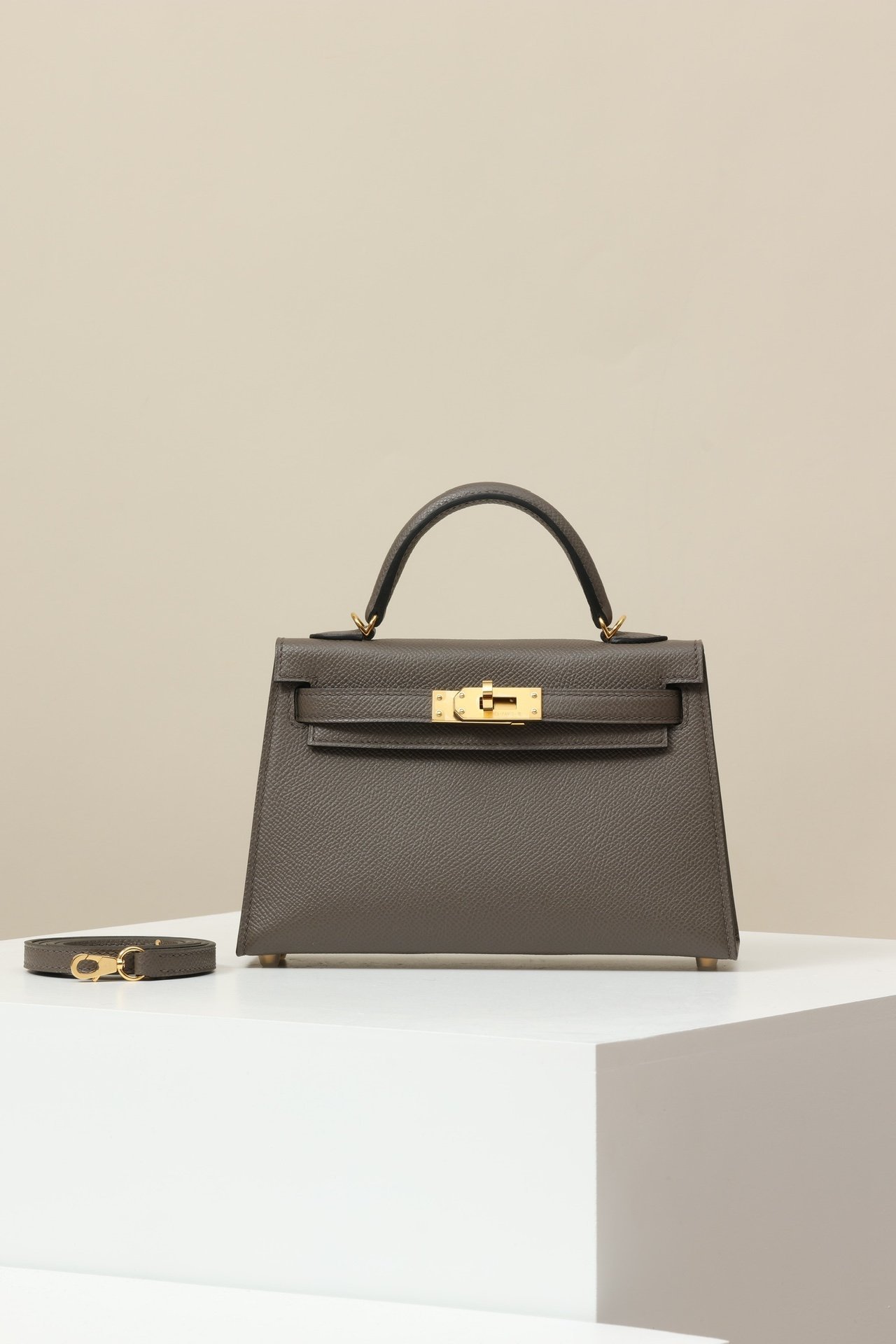 Hermès Mini Kelly 19 Generation II (Sellier) detail image 1 sourced from womanlvbag.com