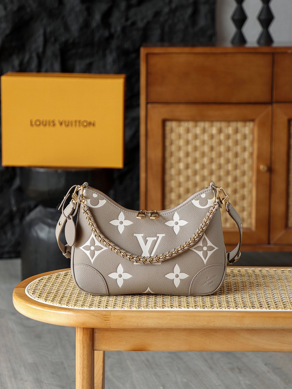 Louis Vuitton Boulogne PM detail image 1 sourced from womanlvbag.com