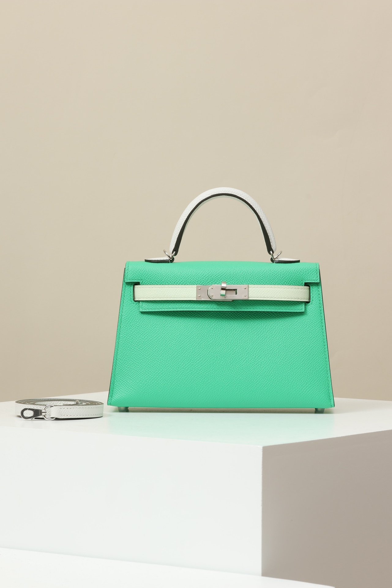 Hermès Mini Kelly 19 Generation II (G2) detail image 1 sourced from womanlvbag.com