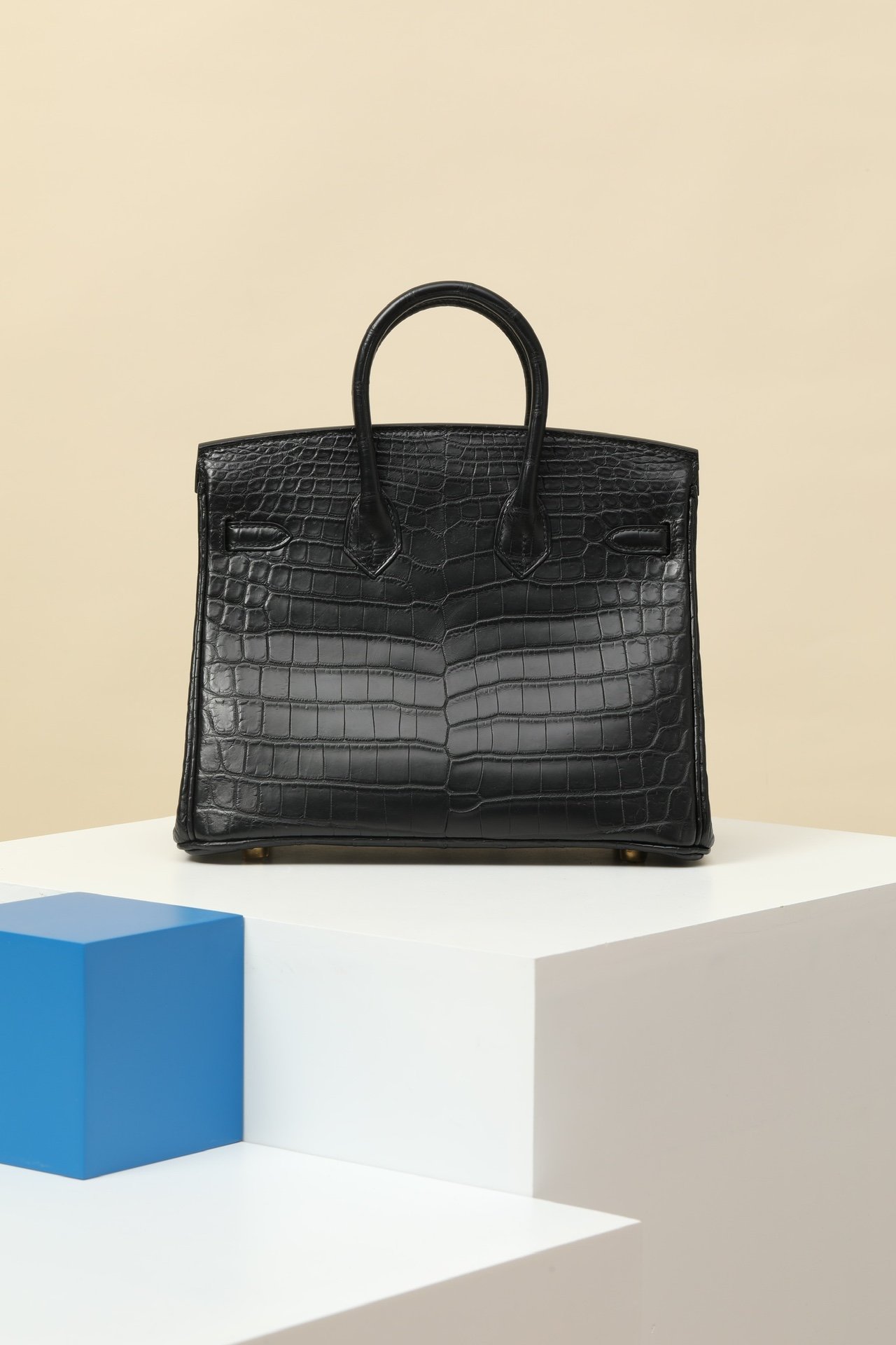 Hermès Birkin 25 Matte Niloticus Crocodile Noir 89 GHW detail image 2 sourced from womanlvbag.com