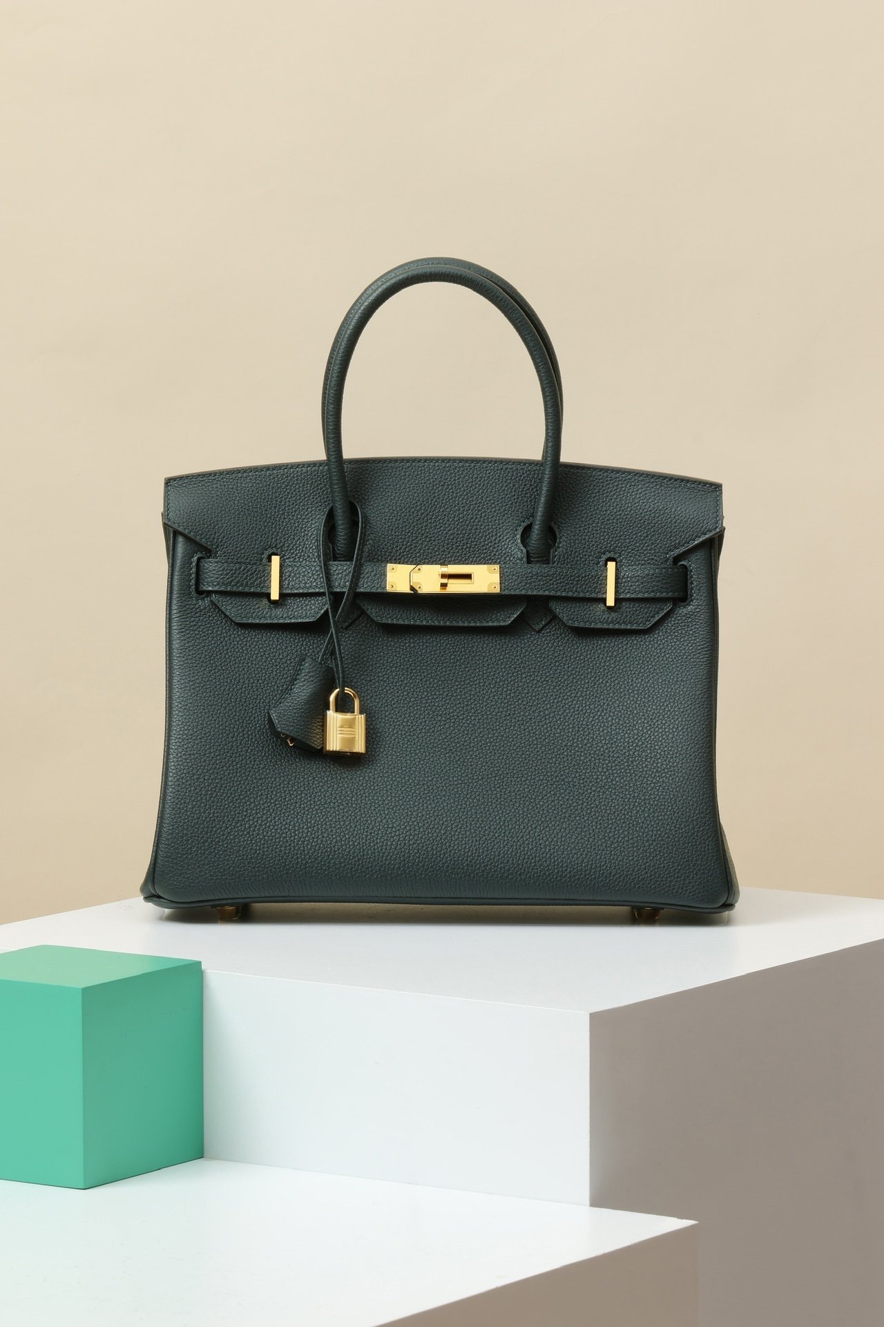 Hermès Birkin 30 detail image 1 sourced from womanlvbag.com
