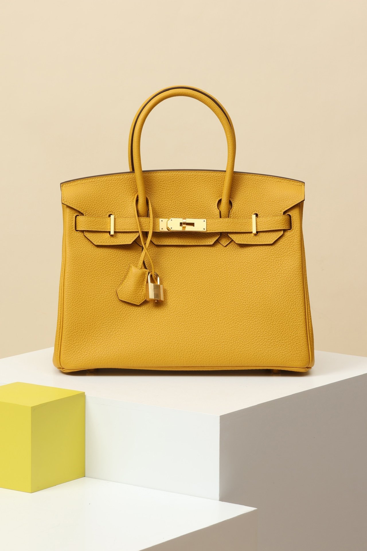 Hermès Birkin 30 detail image 1 sourced from womanlvbag.com