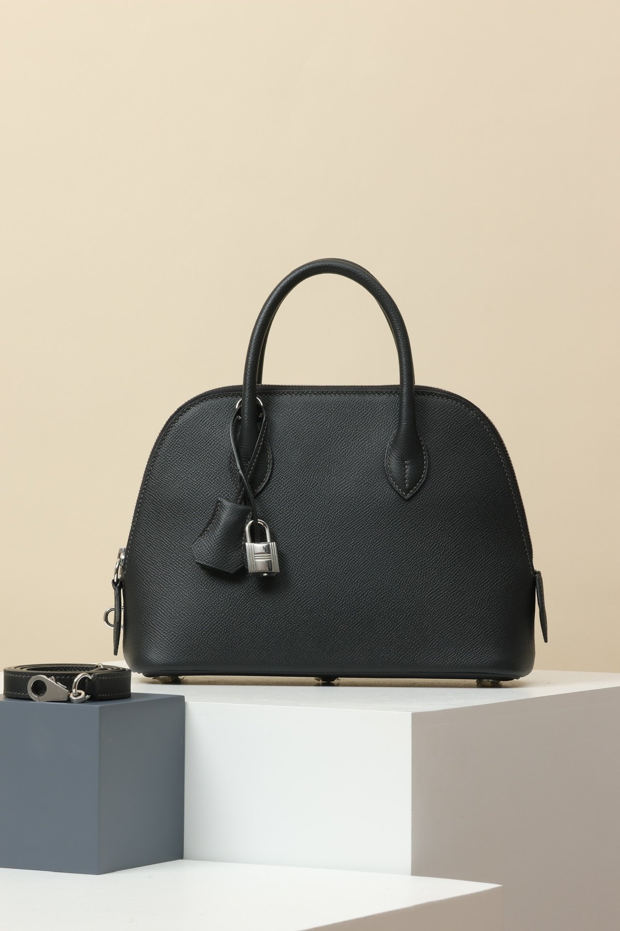 Bolide 1923 25 detail image 1 sourced from womanlvbag.com