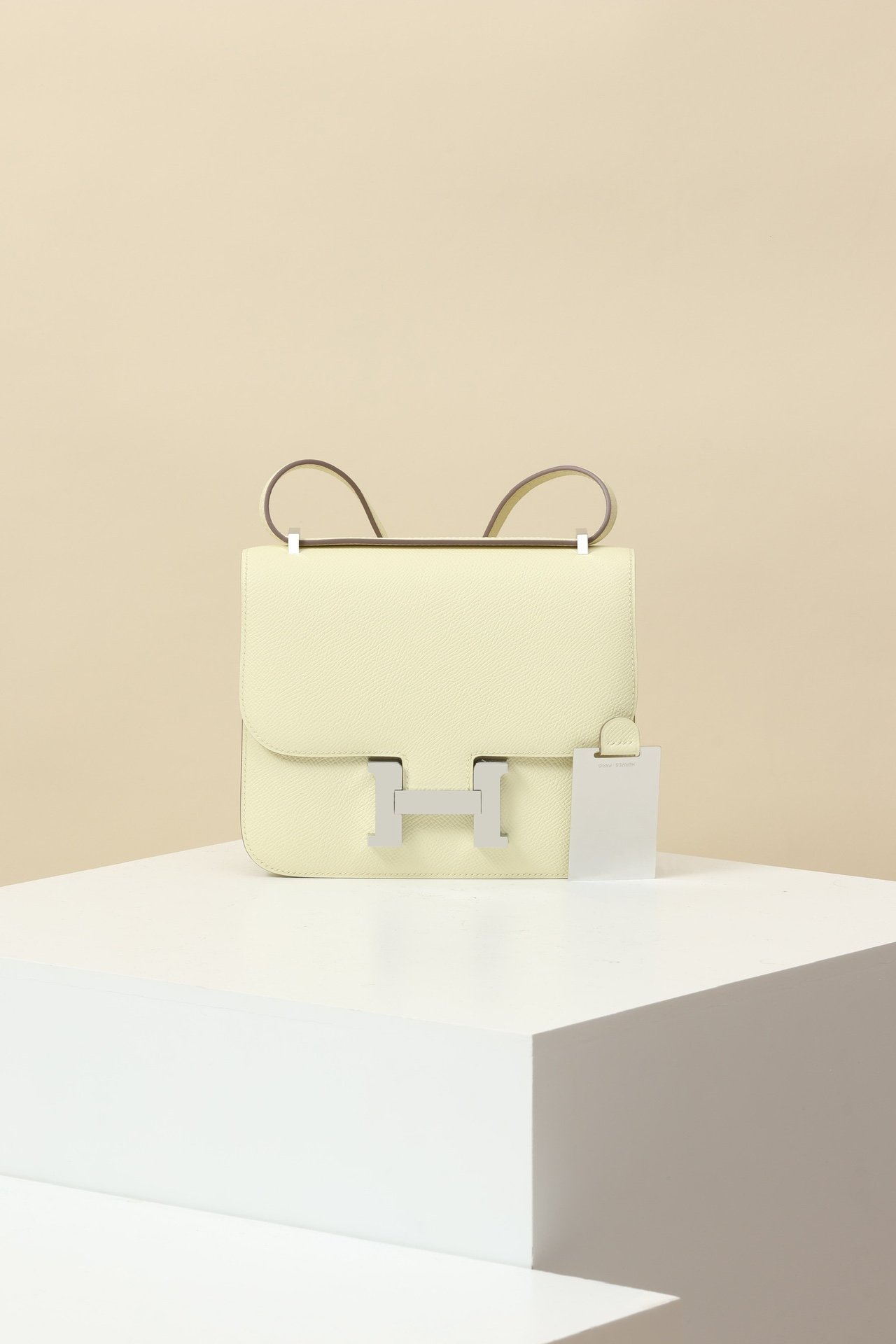 Hermès Constance 19 detail image 1 sourced from womanlvbag.com