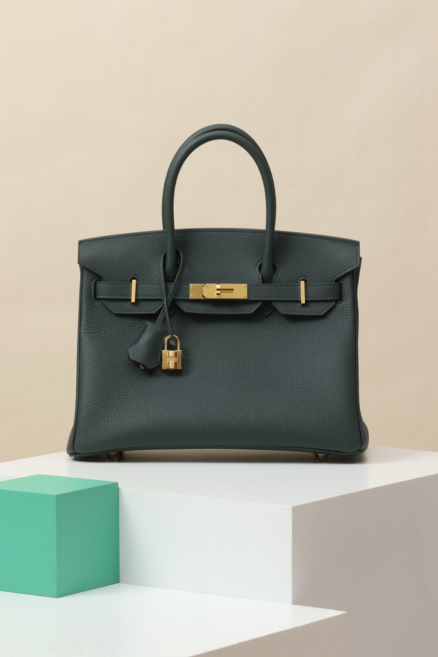 Hermès Birkin 30 in size 30 x 23 x 15 cm detail image 1 sourced from womanlvbag.com
