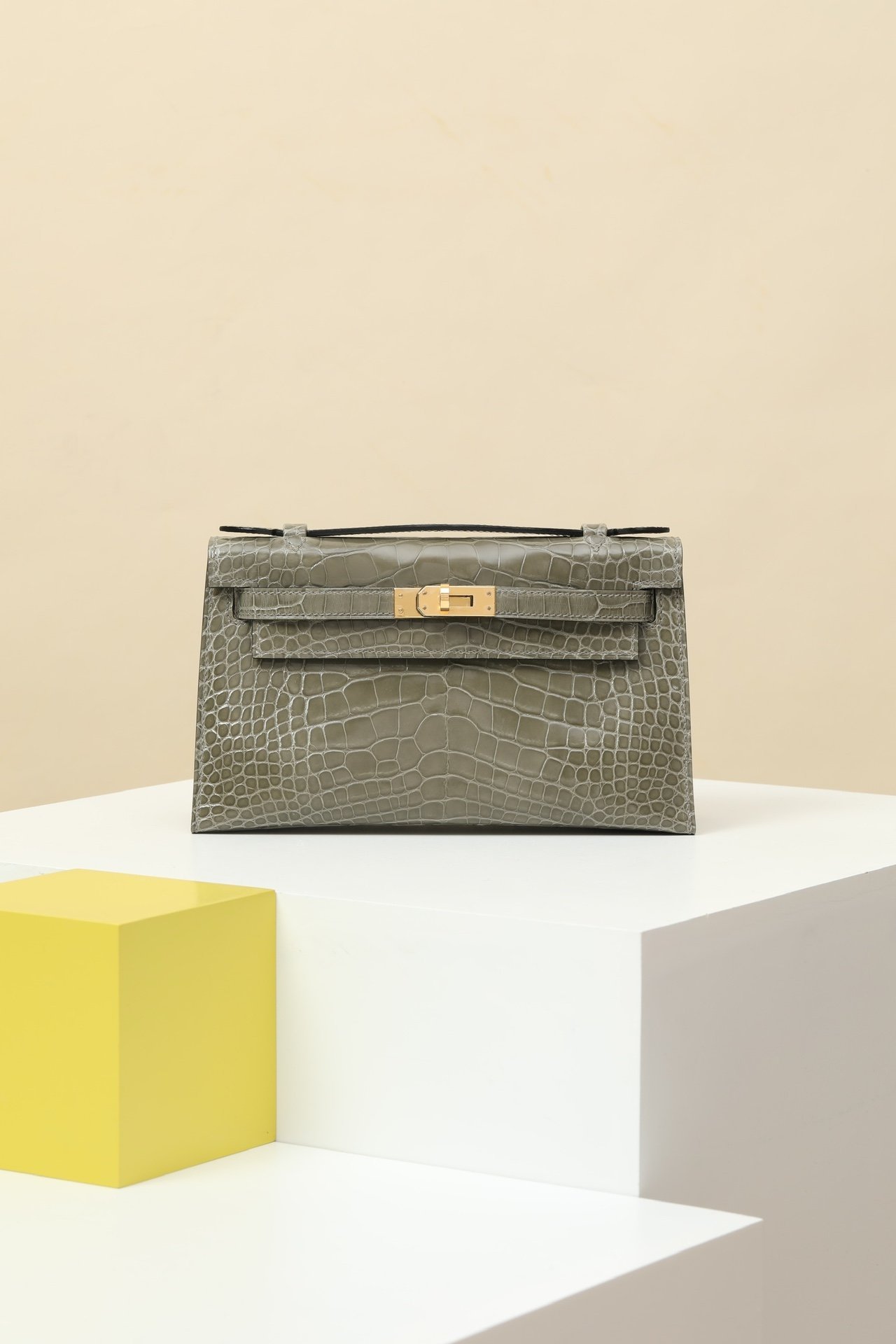 Hermès Mini Kelly 22, Generation I detail image 1 sourced from womanlvbag.com