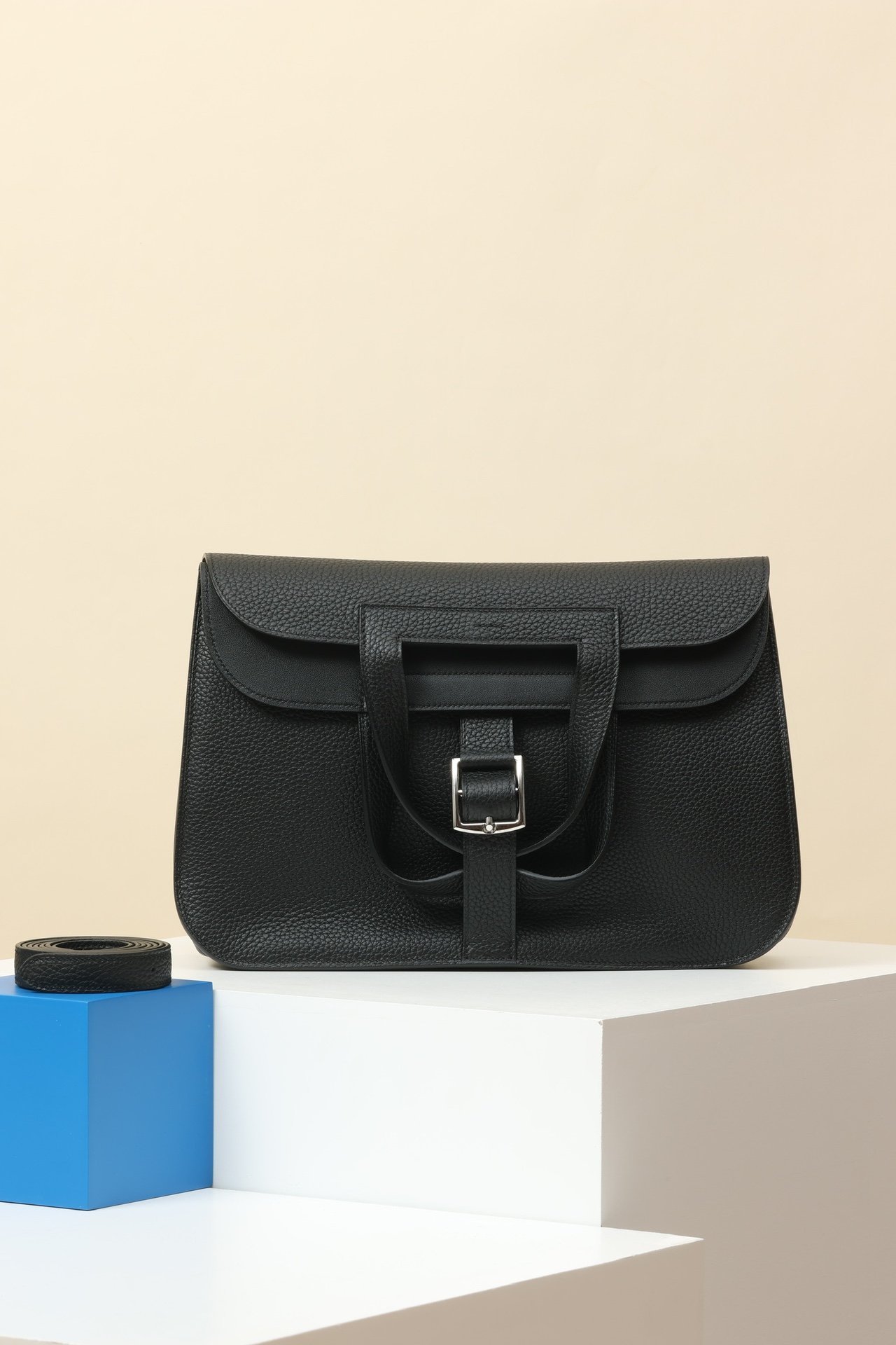 Halzan 31 detail image 1 sourced from womanlvbag.com