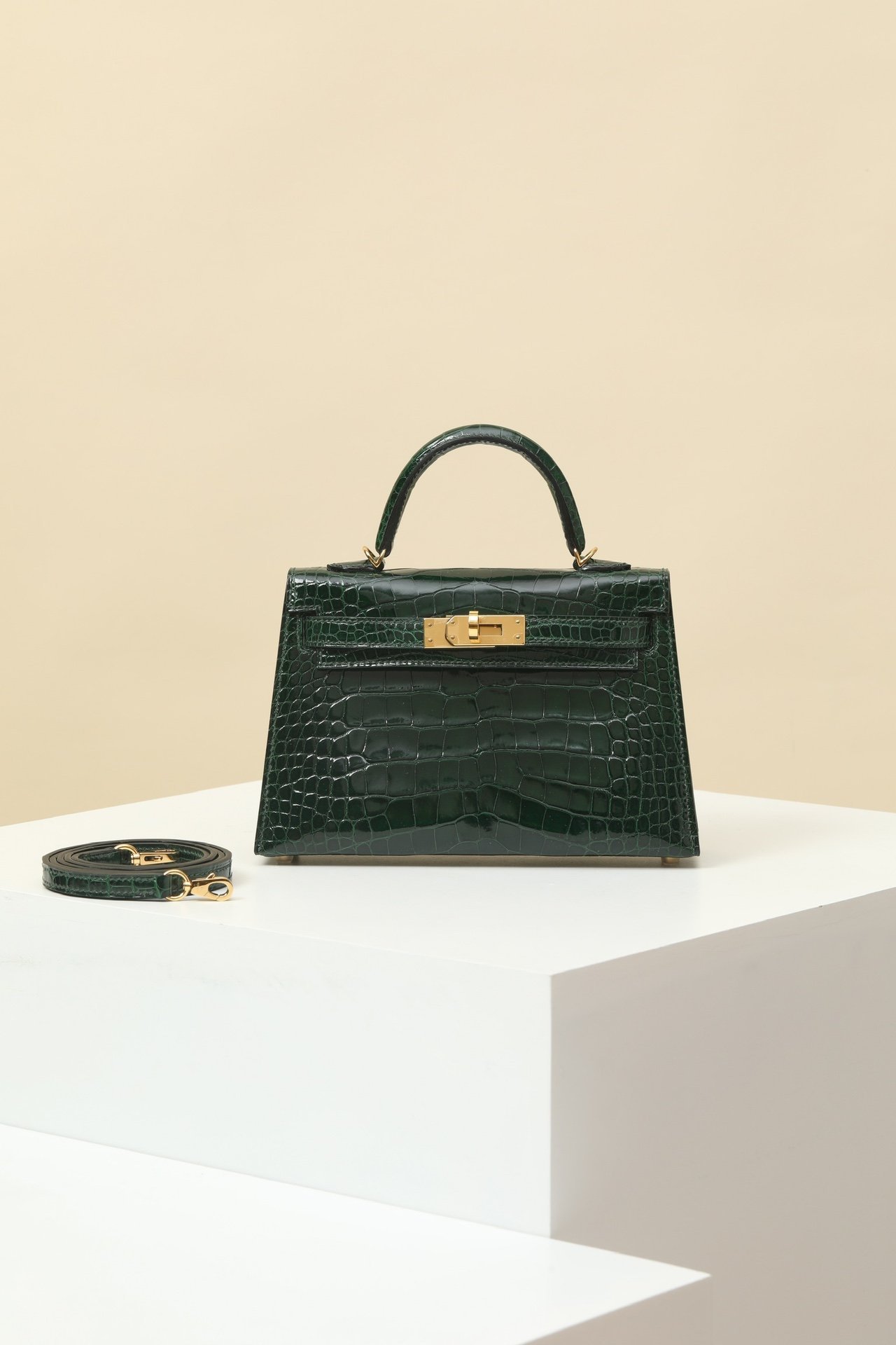 Hermes Mini Kelly 19 (Generation II) detail image 1 sourced from womanlvbag.com