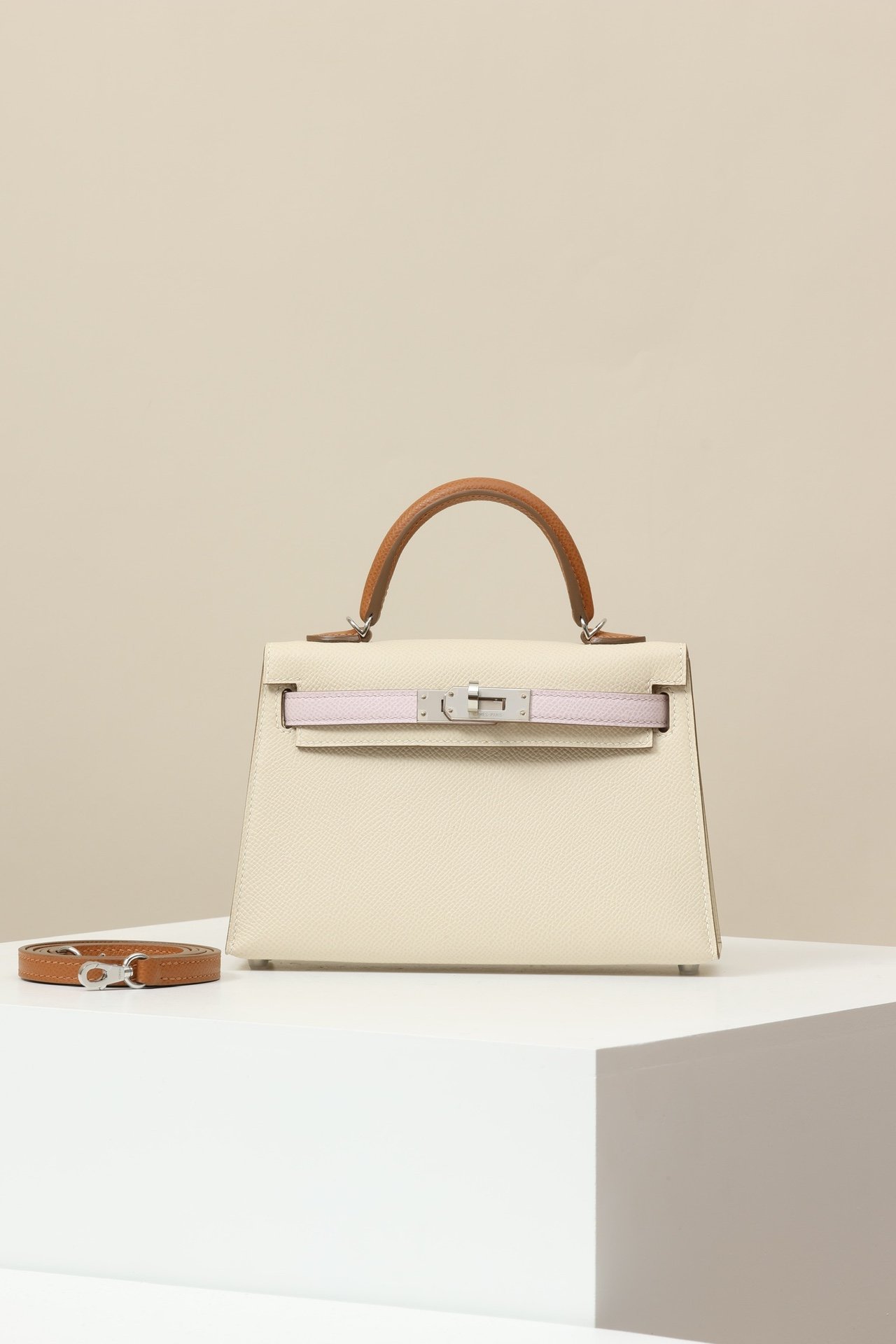 Hermès Mini Kelly 19 Generation II detail image 1 sourced from womanlvbag.com