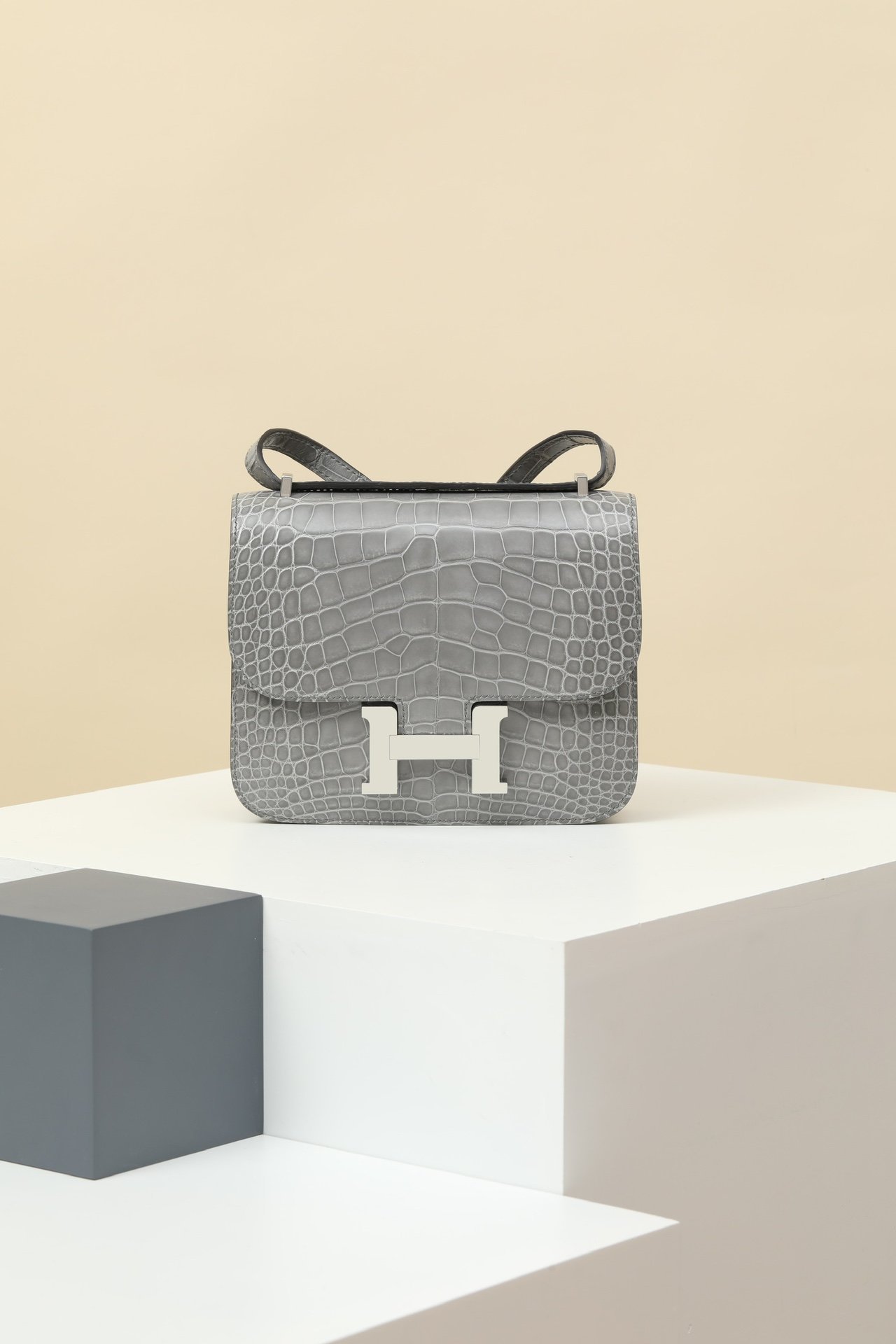 Hermès Constance 19 detail image 1 sourced from womanlvbag.com