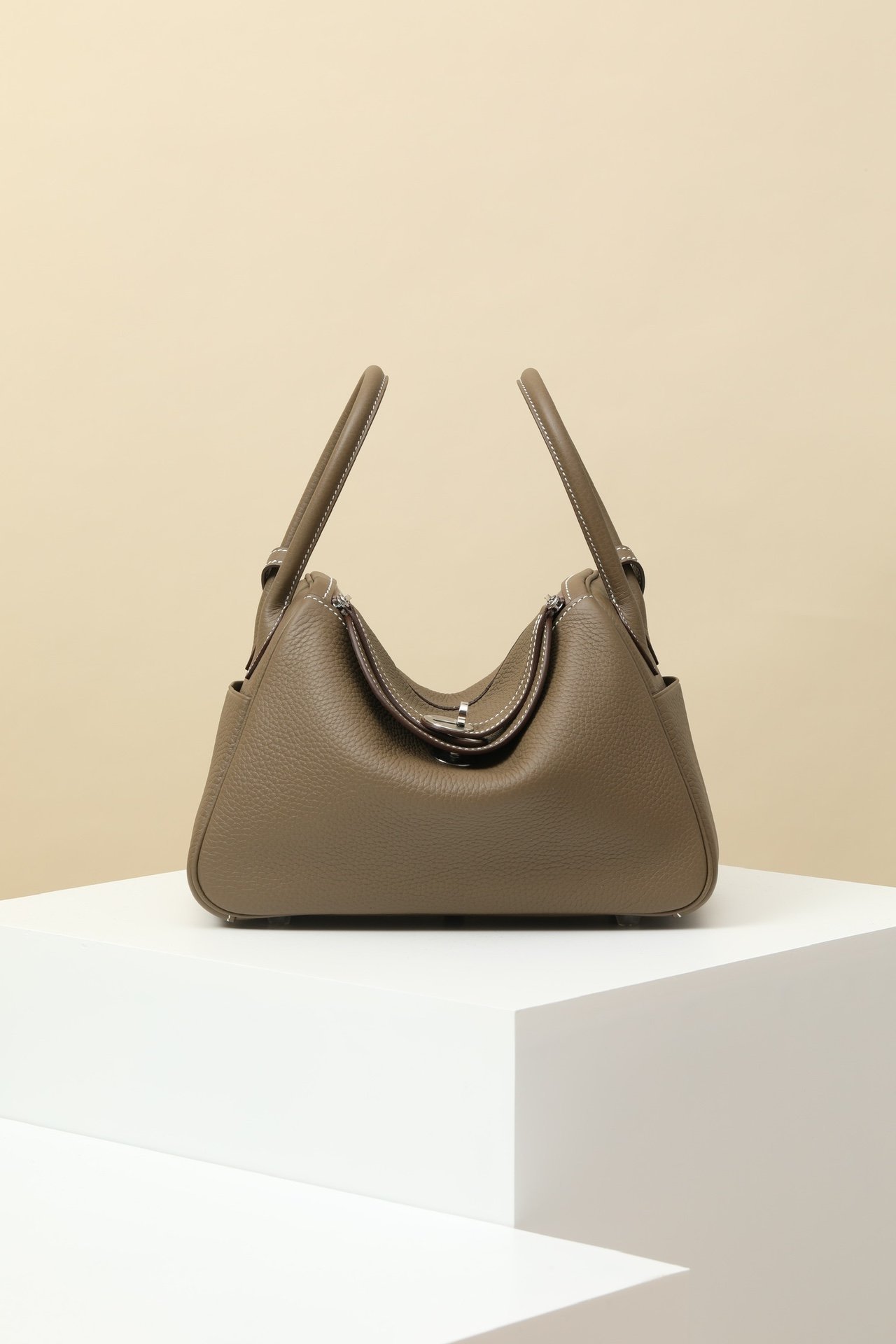 Hermès Lindy 26 – Clemence Calfskin 18 Etoupe PHW detail image 1 sourced from womanlvbag.com