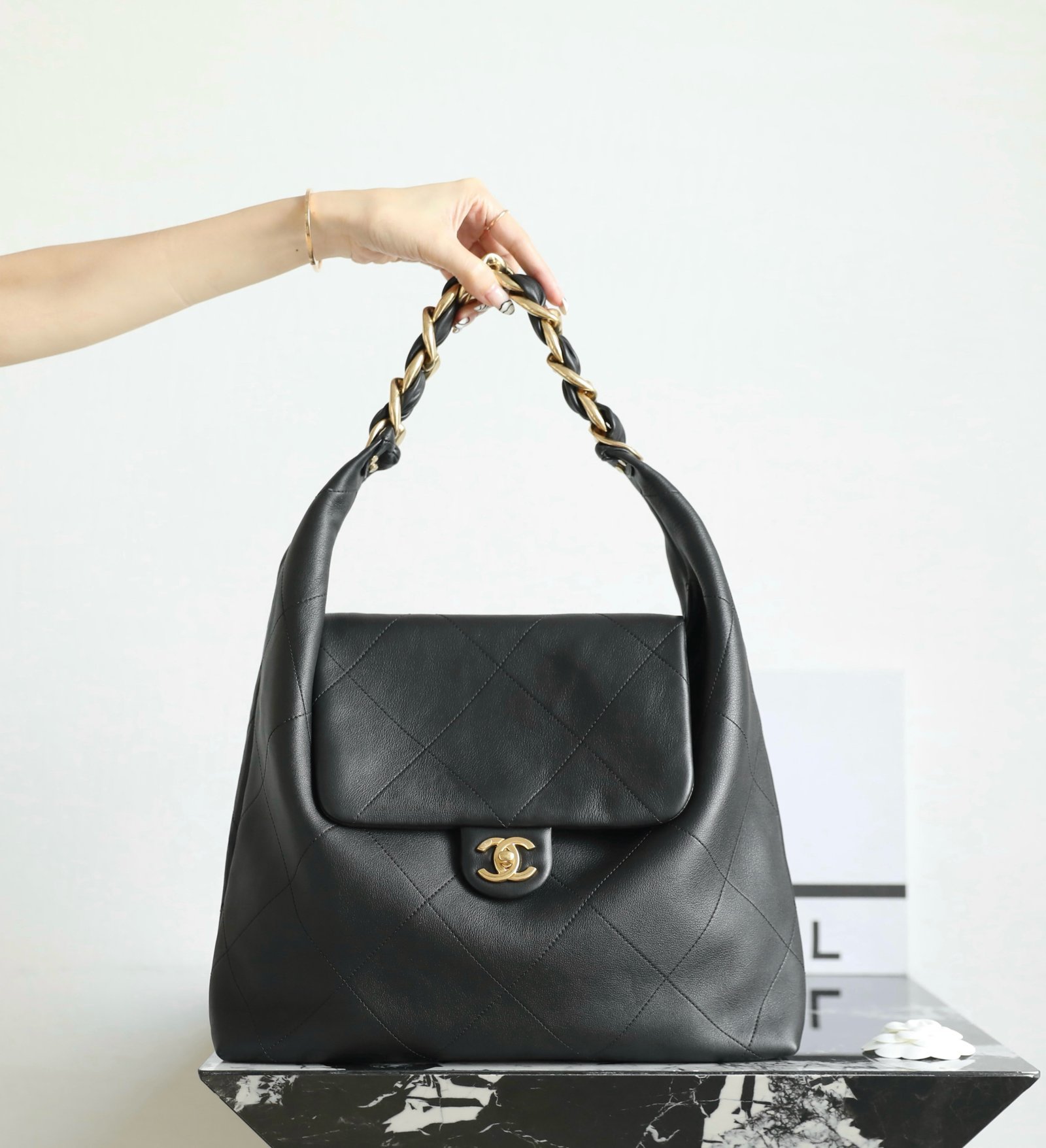 CHANEL Medium Chunky Chain Hobo – Black Shiny Calfskin & 24K Vintage Shiny Gold detail image 1 sourced from womanlvbag.com