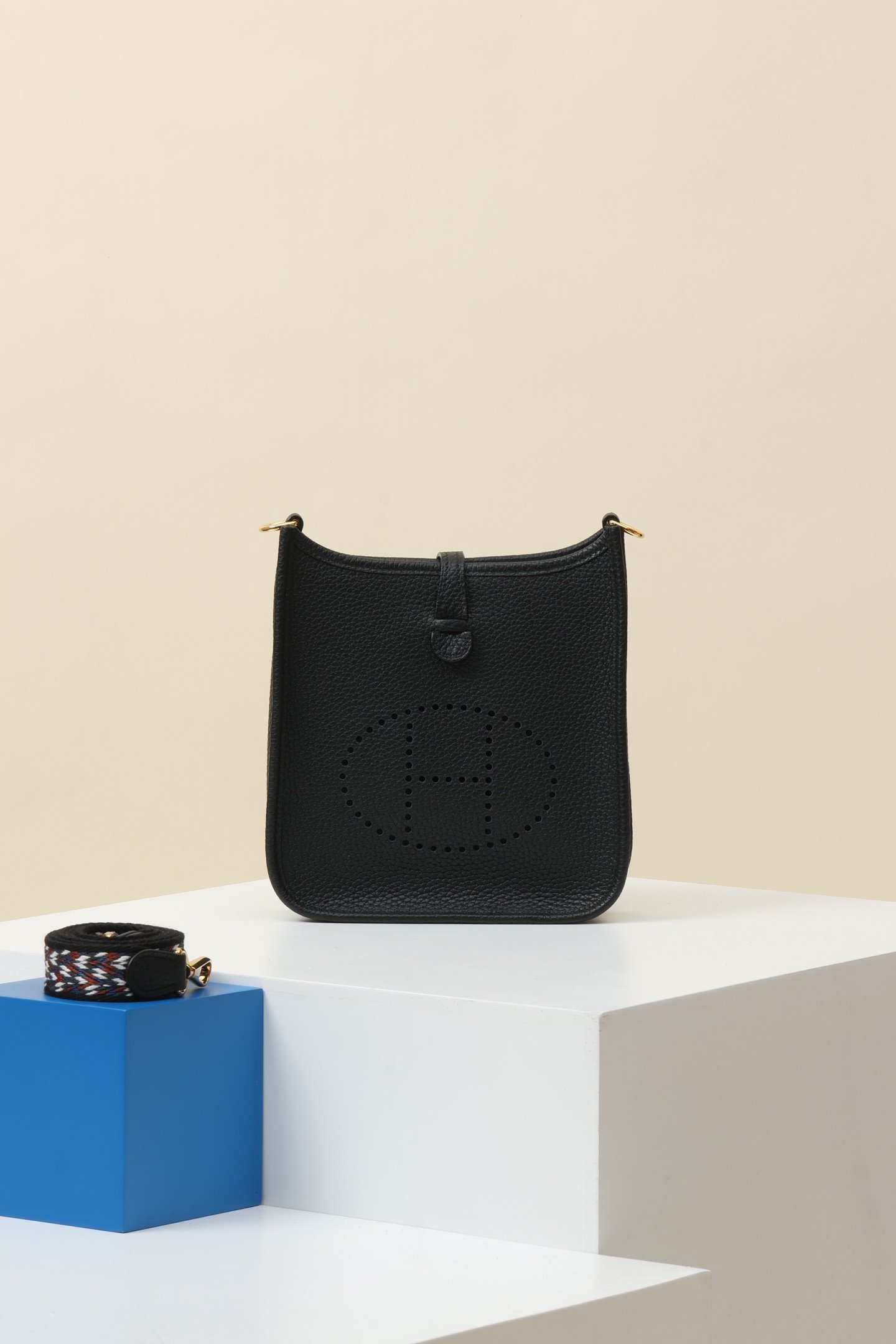Evelyne 16 (TPM), dimensions L 16 x H 19.5 x W 5.5 cm detail image 1 sourced from womanlvbag.com