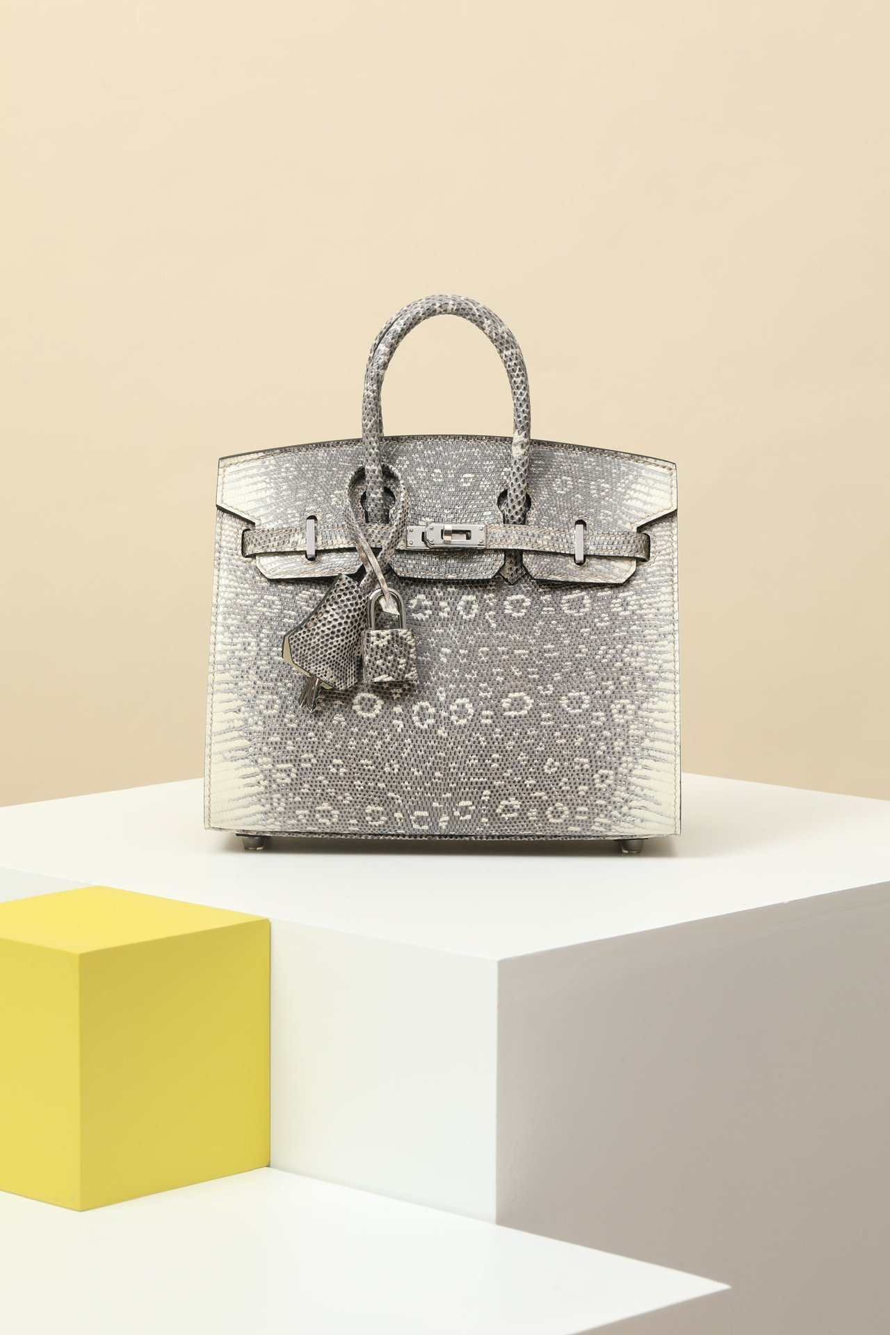 Hermès Birkin 20 detail image 1 sourced from womanlvbag.com