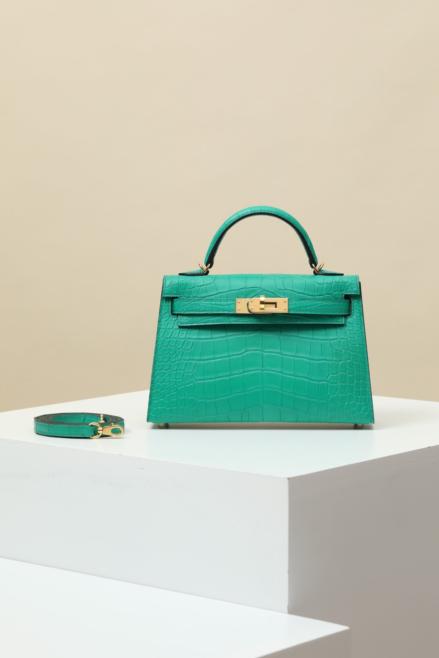Hermes Mini Kelly 19 (Generation II) detail image 1 sourced from womanlvbag.com