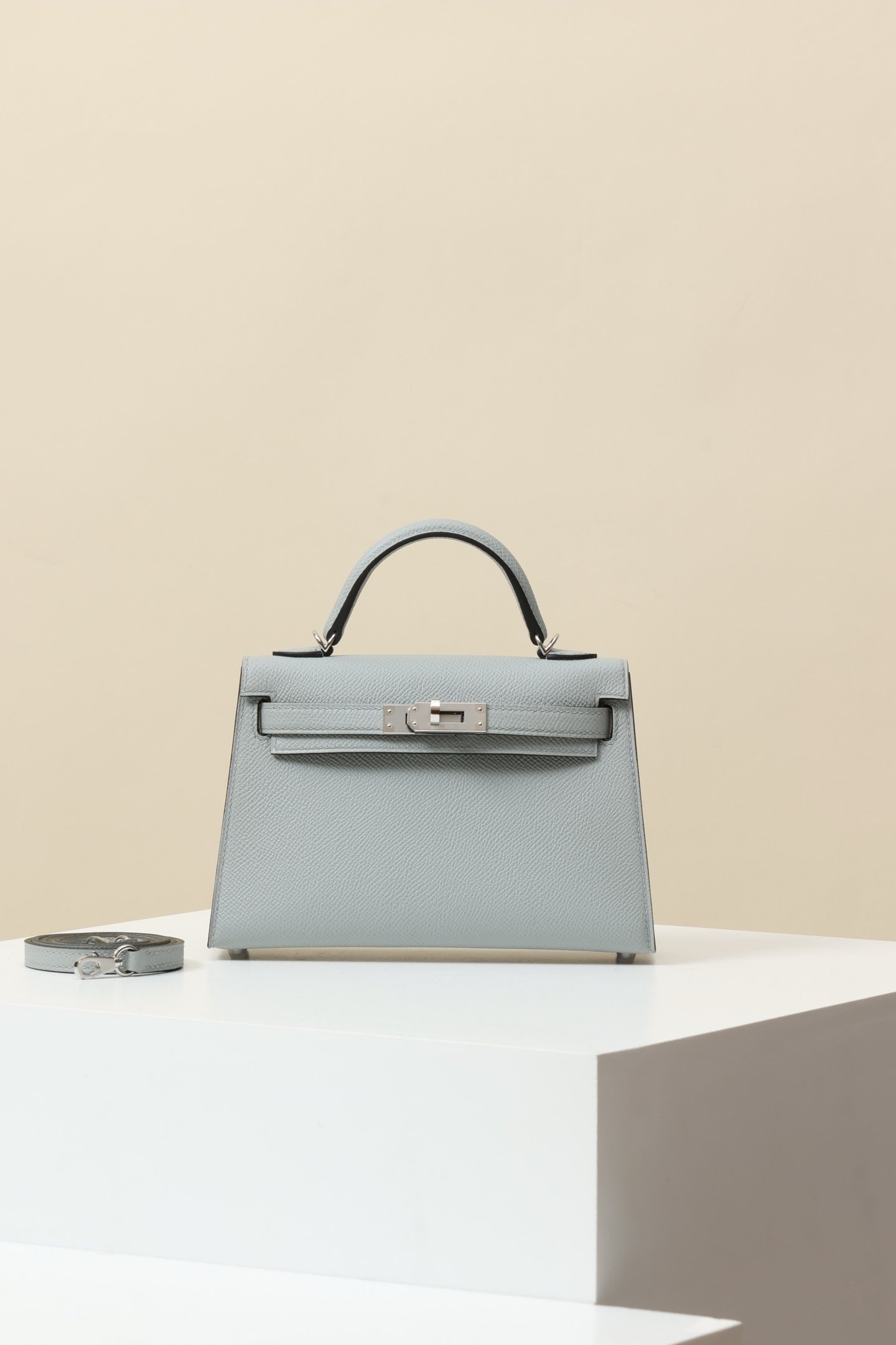 Hermès Mini Kelly 19 Generation II (G2) detail image 1 sourced from womanlvbag.com
