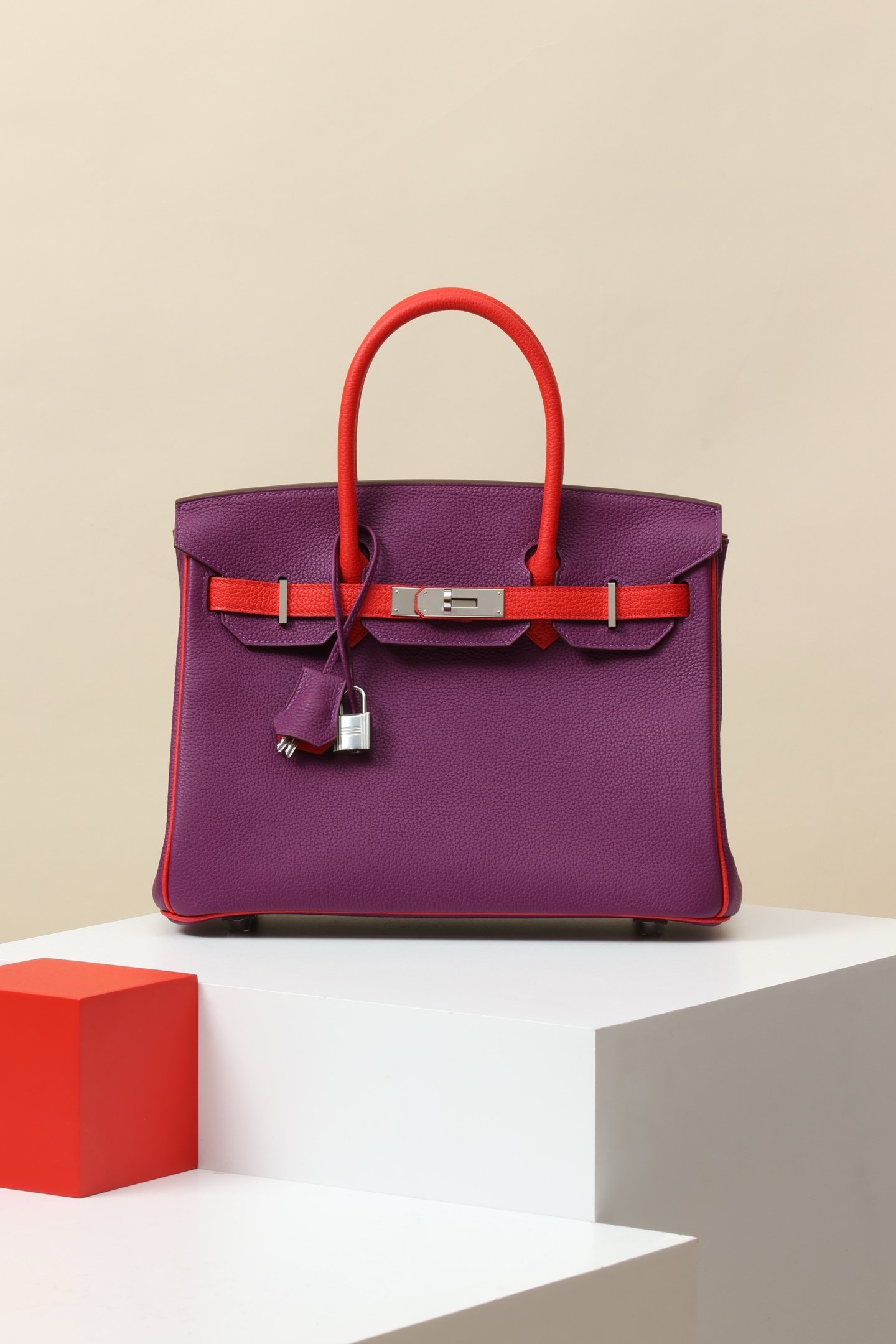 Hermès Birkin 30 detail image 1 sourced from womanlvbag.com