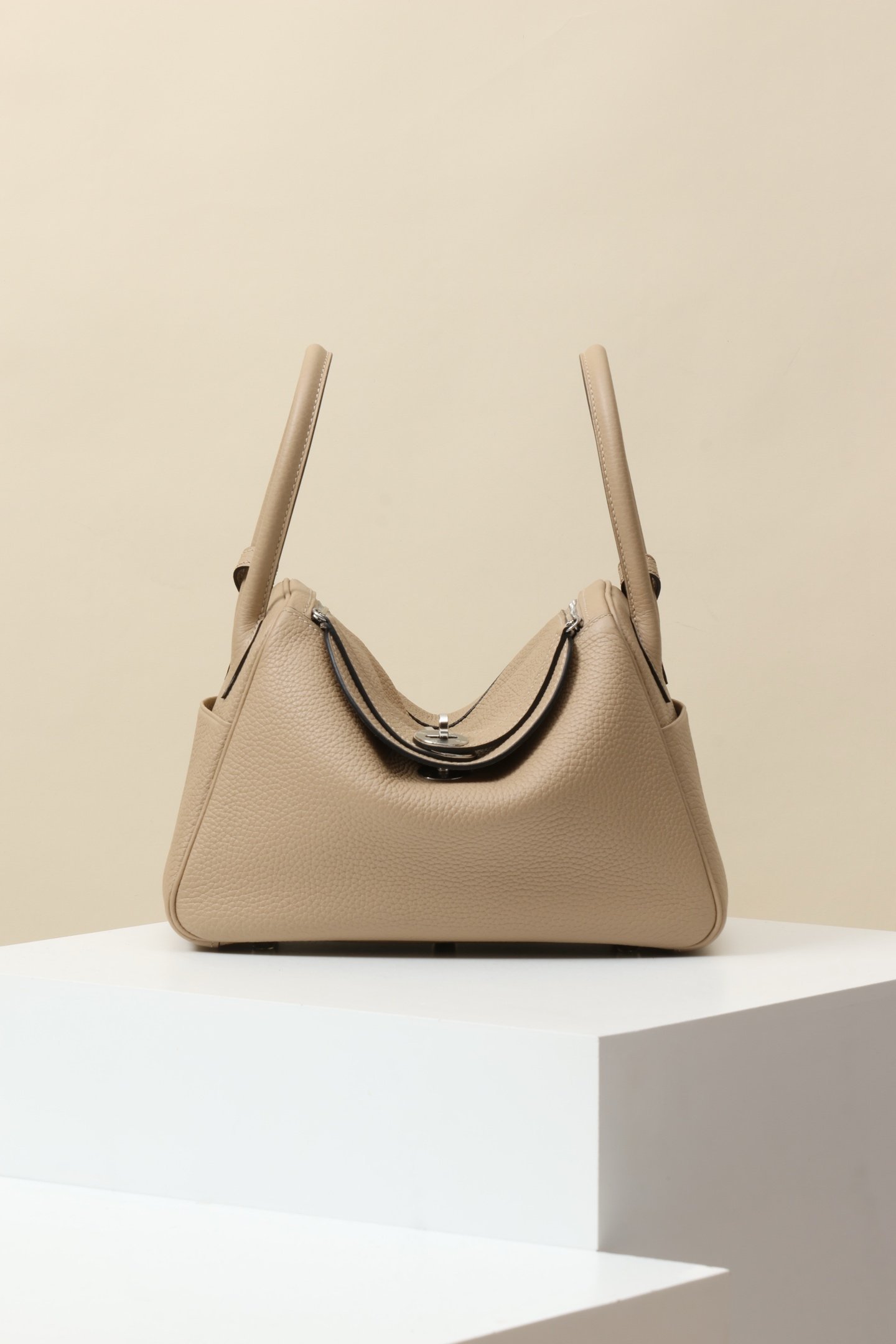 Lindy 26, Color: S2 Trench (Beige-Grey), Material: Clemence Calfskin, Hardware: Palladium-Plated (PHW) detail image 1 sourced from womanlvbag.com