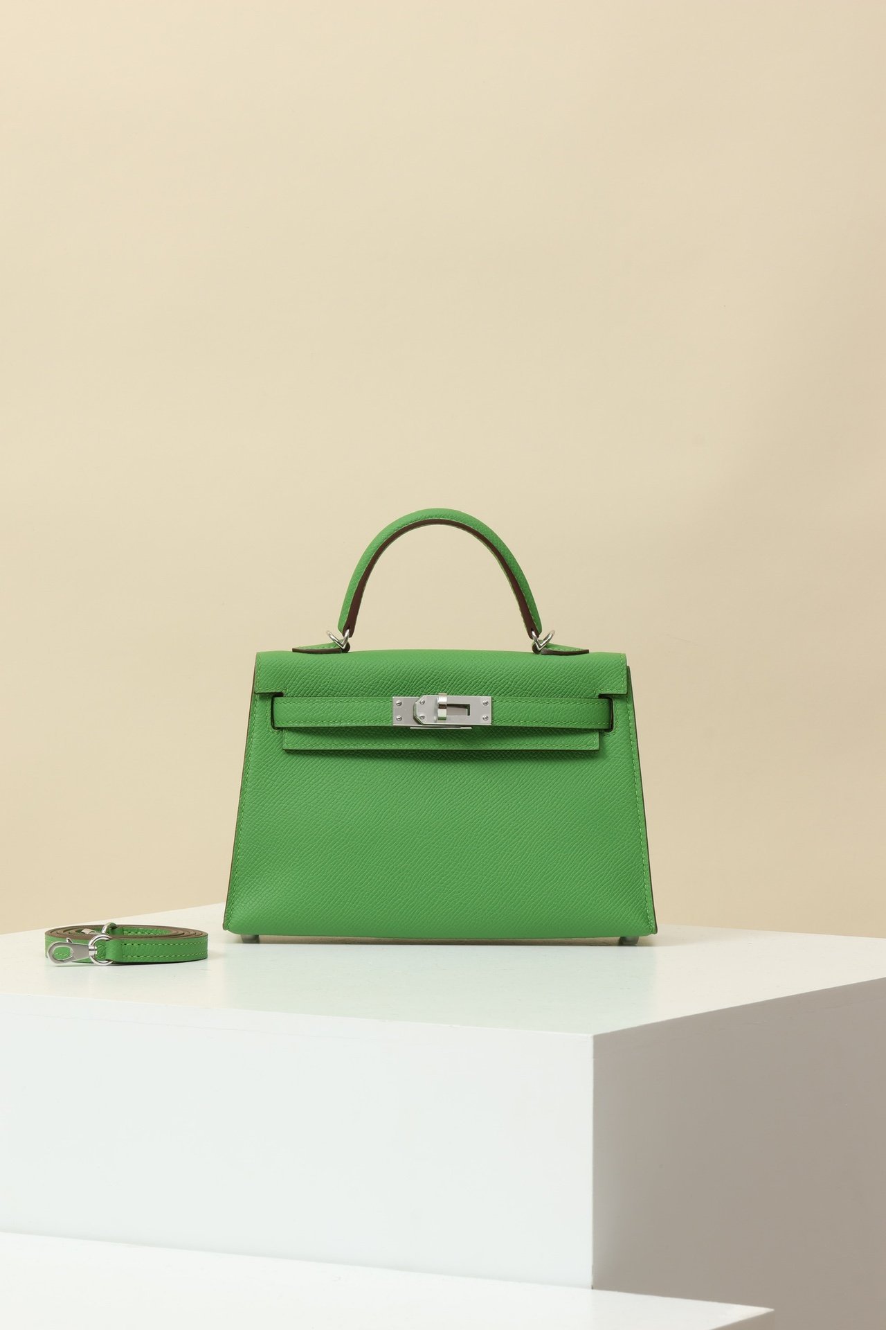 Mini Kelly 19 G2 detail image 1 sourced from womanlvbag.com
