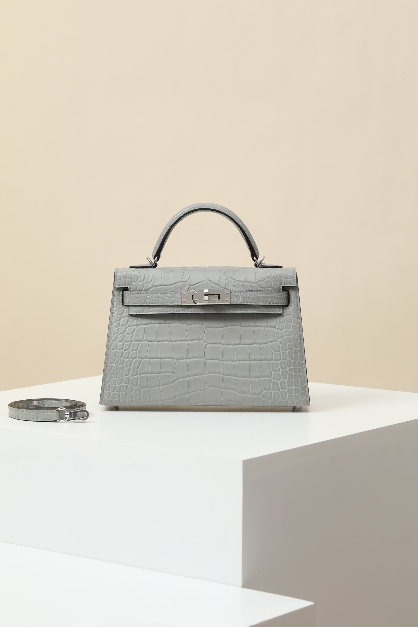 Hermes Mini Kelly 19 (Generation II) detail image 1 sourced from womanlvbag.com