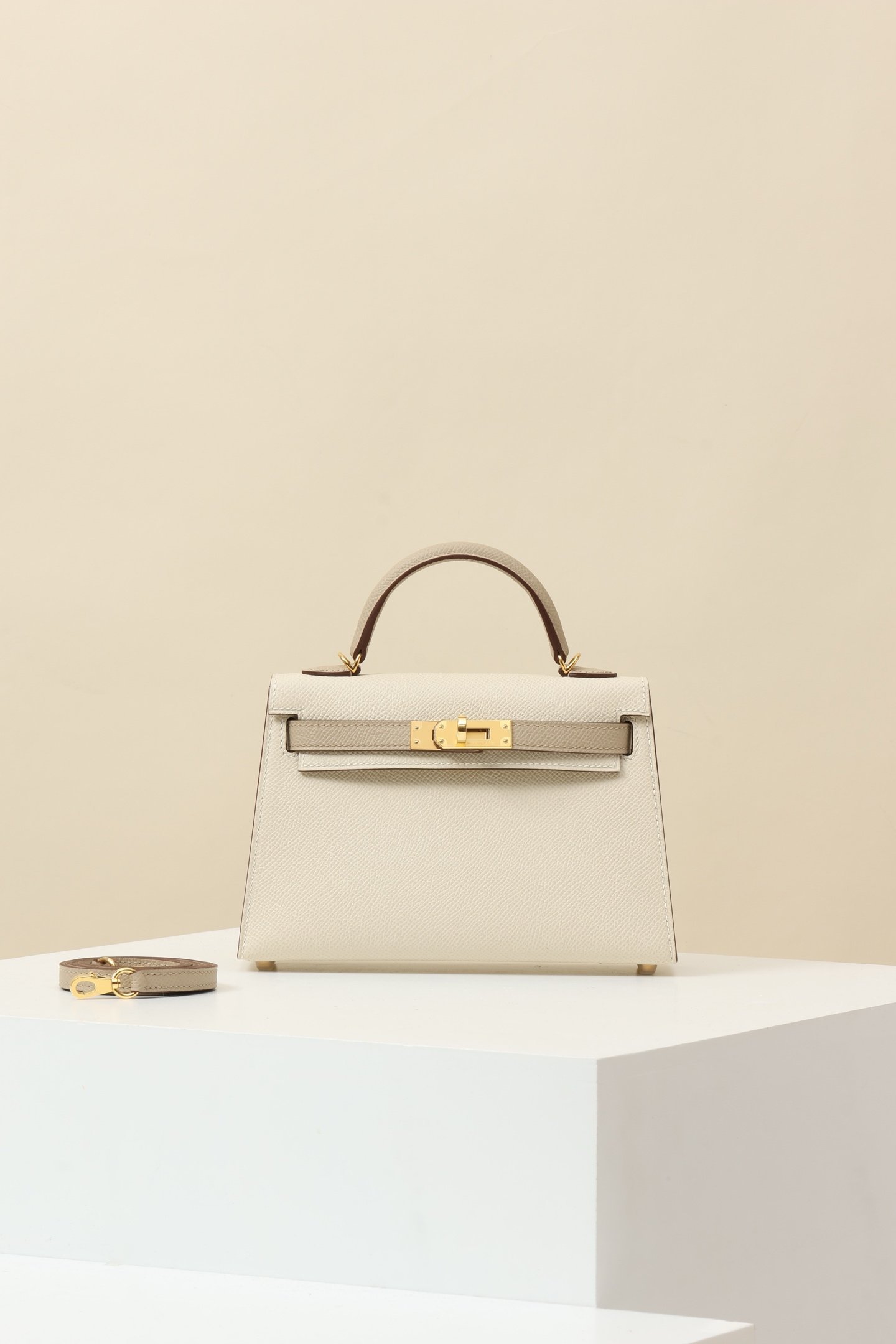 Hermès Mini Kelly 19 Generation II (G2) detail image 1 sourced from womanlvbag.com