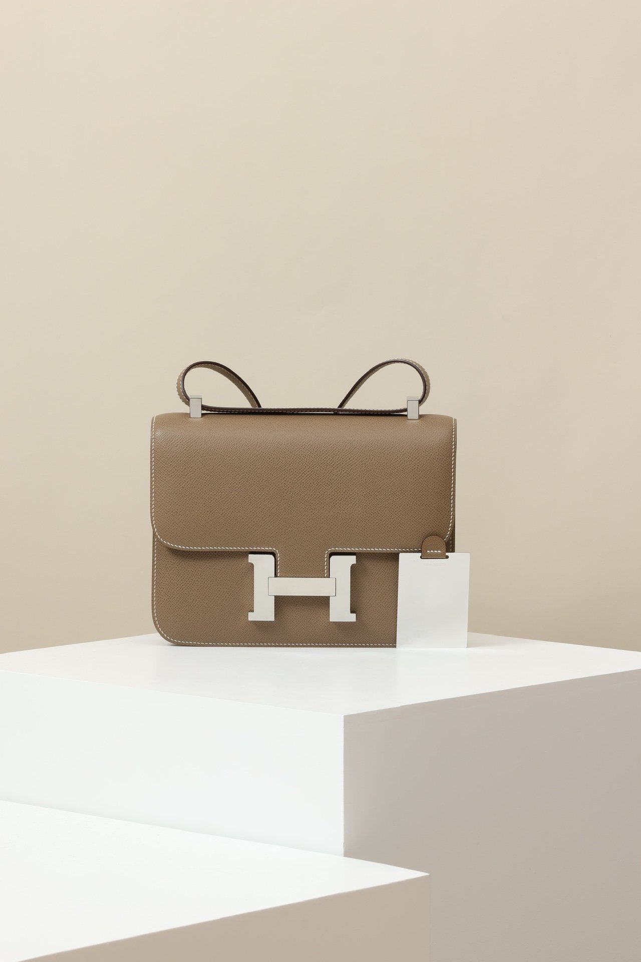 Hermès Constance 23 detail image 1 sourced from womanlvbag.com