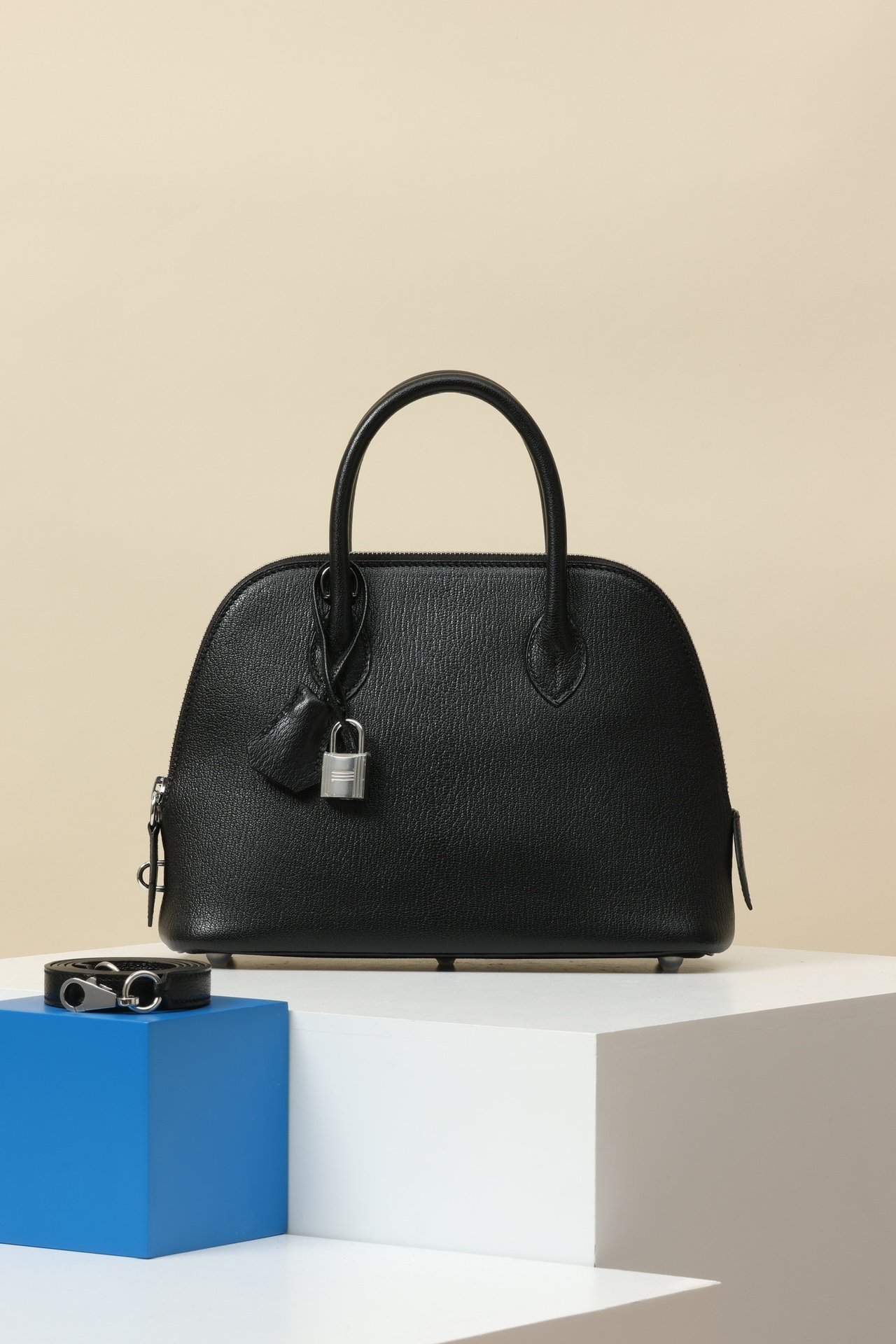 Hermès Bolide 1923 25 – Chèvre Mysore Goat Skin CK89 Noir PHW comparison image 2 sourced from womanlvbag.com