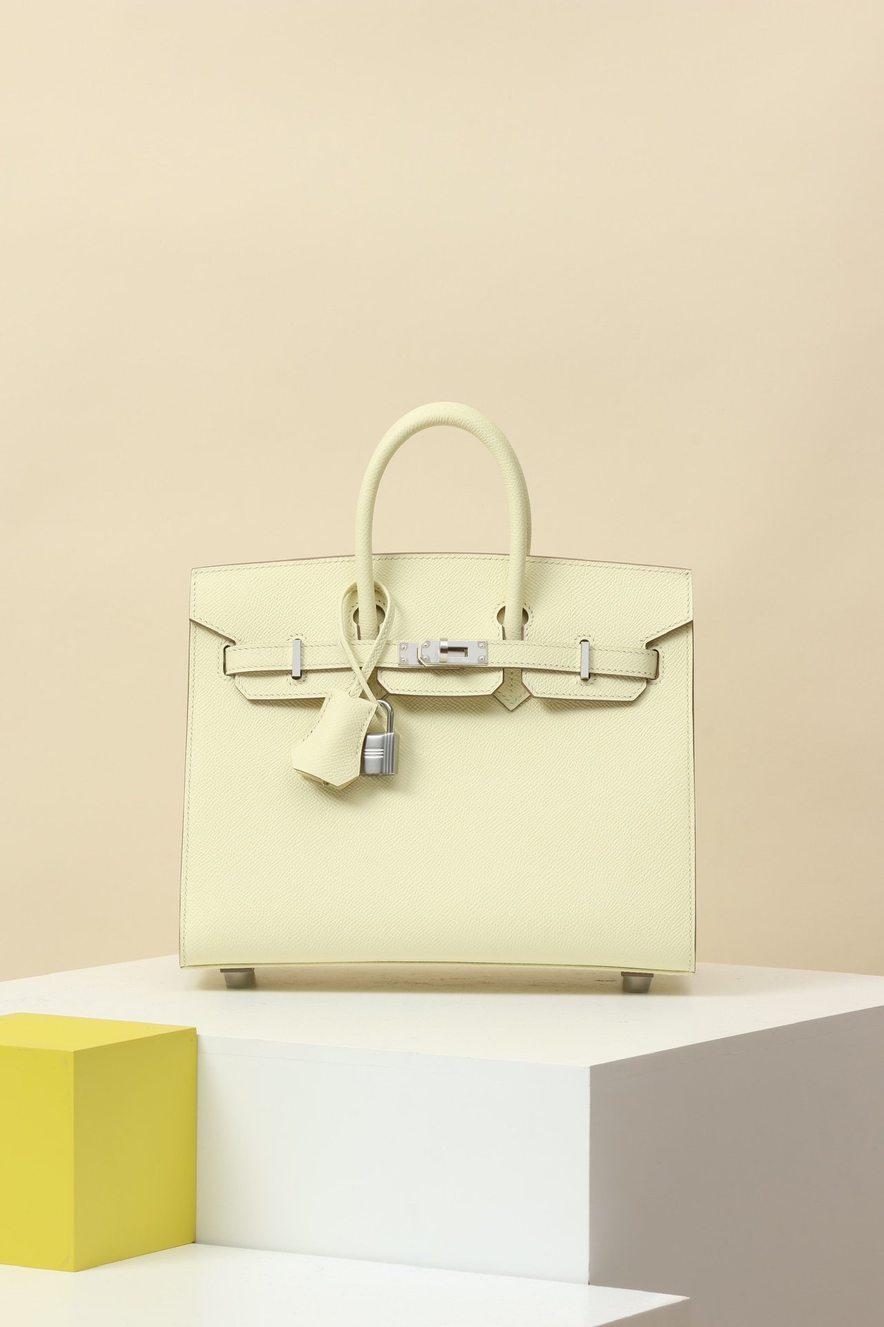 Birkin 25 (B25) detail image 1 sourced from womanlvbag.com