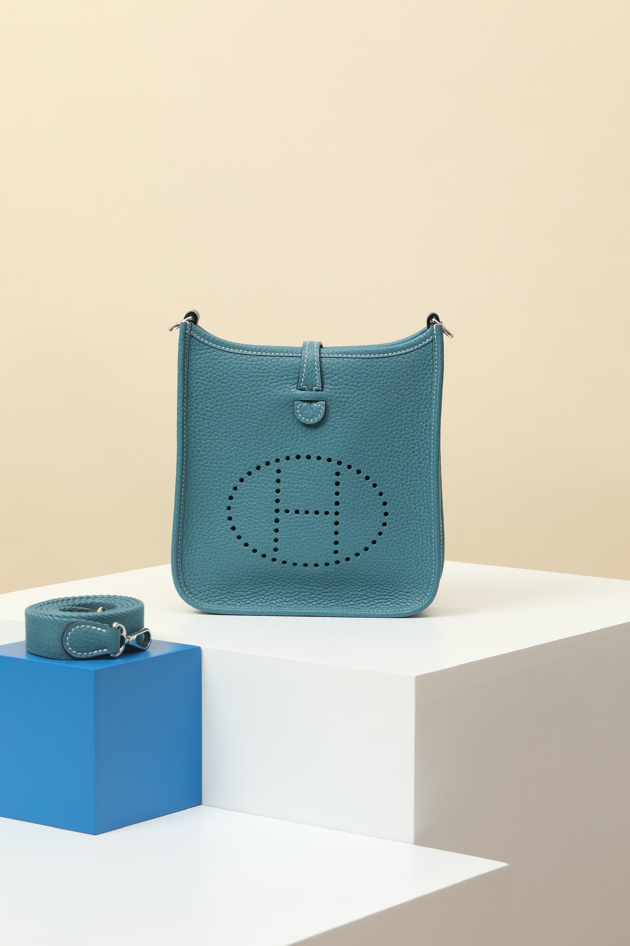 Hermès Evelyne 16 (TPM) detail image 1 sourced from womanlvbag.com