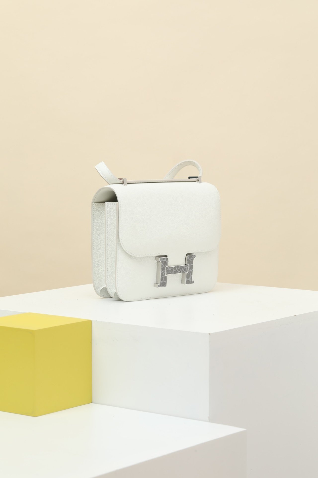 Hermès Constance 19 Touch – Evercolor & Shiny Alligator 0U Blanc Neige/8L Béton PHW detail image 2 sourced from womanlvbag.com