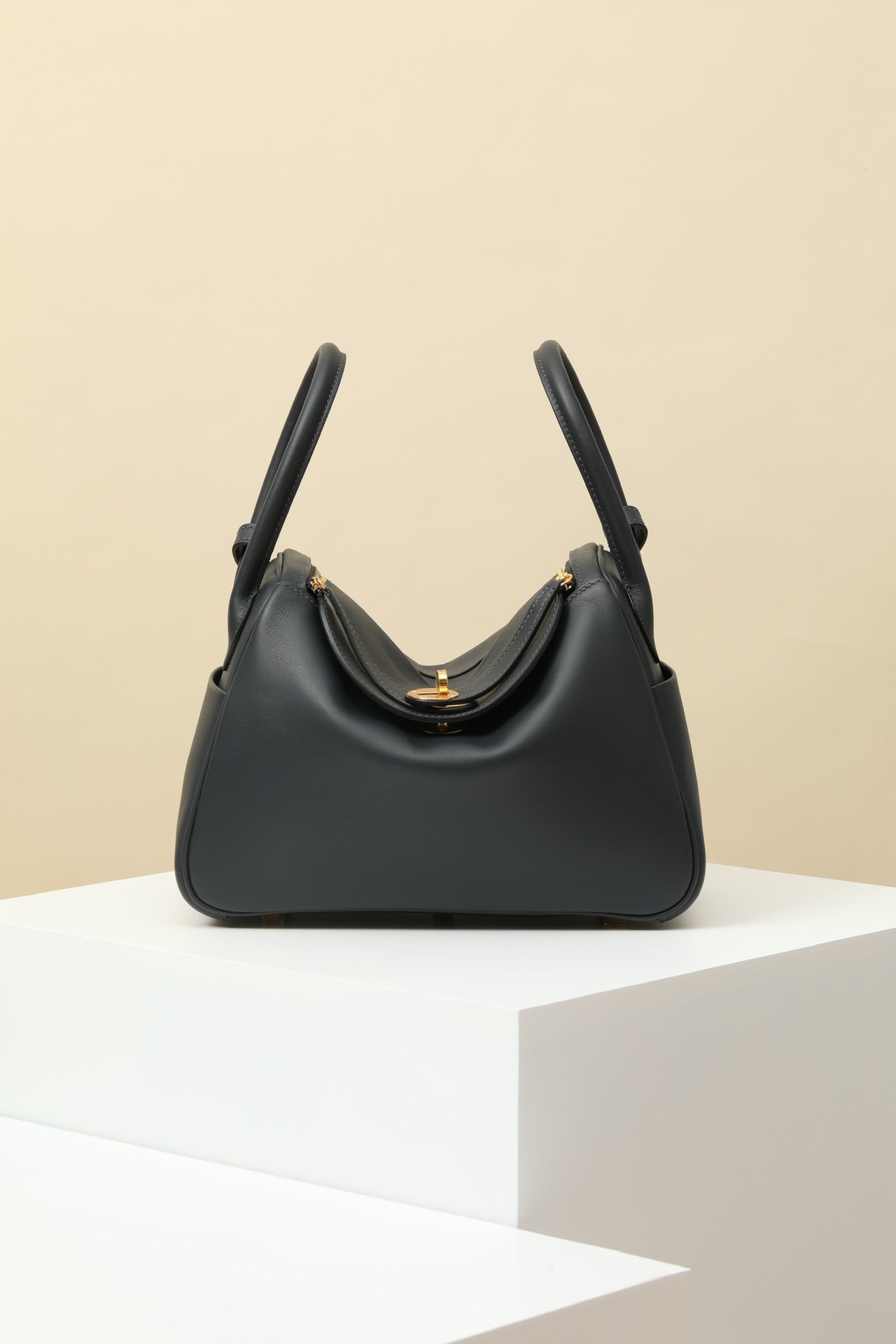 Hermès Lindy 26 detail image 1 sourced from womanlvbag.com